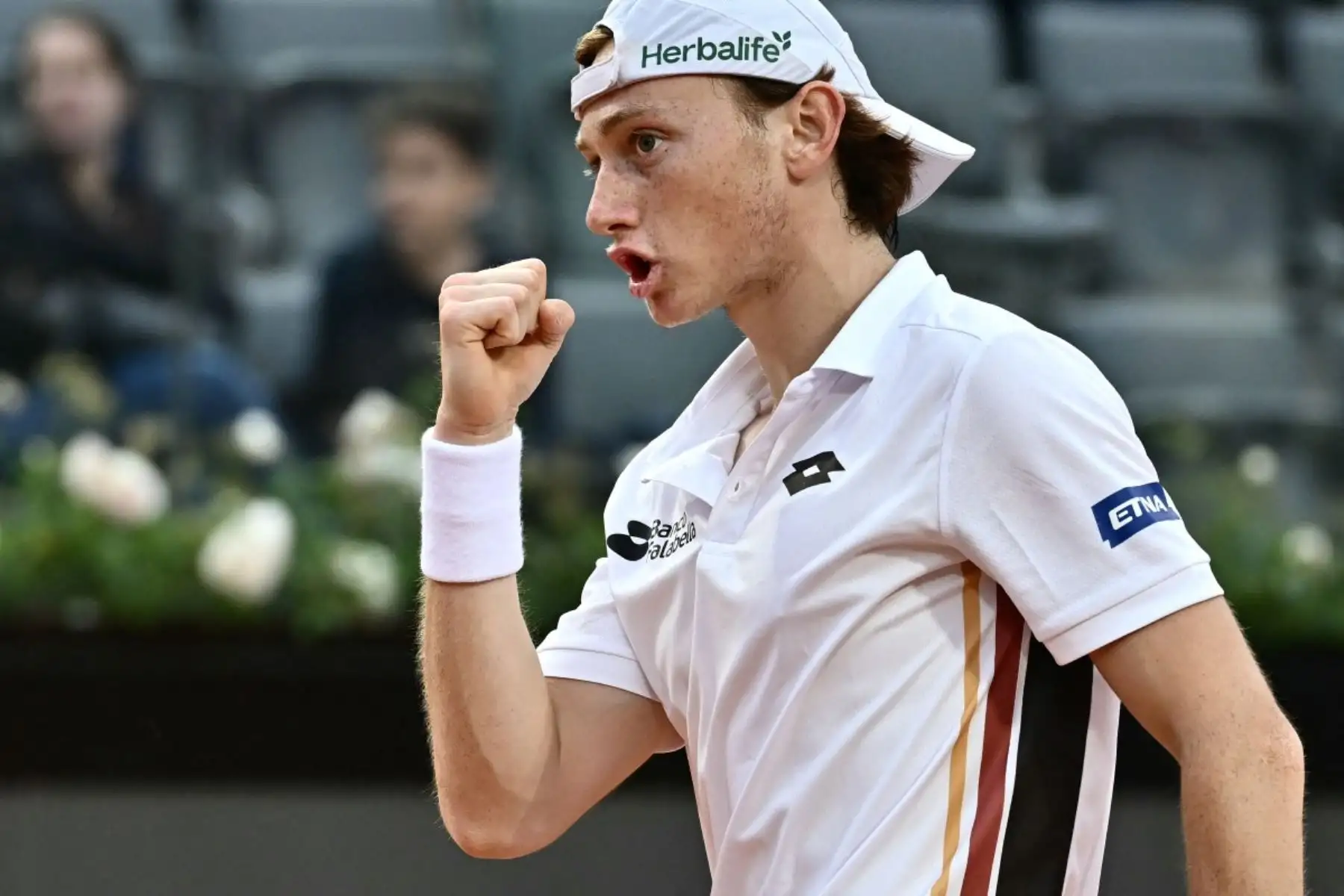 Ignacio Buse, de Perú, reacciona tras un punto mientras juega contra Lorenzo Sonego, de Italia, durante su partido individual masculino del torneo de tenis WTA Rome Open. Foto: AFP