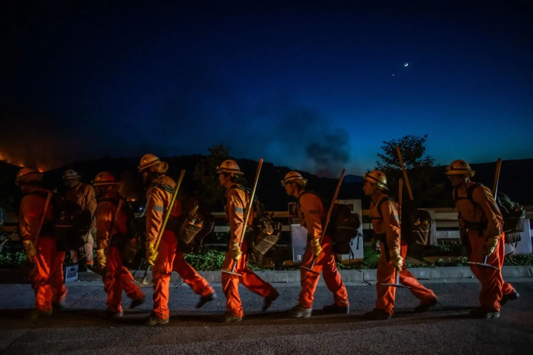 Bomberos reclusos regresan a su camión de bomberos después de combatir el incendio Sandy en Simi Valley, California. Foto: AFP