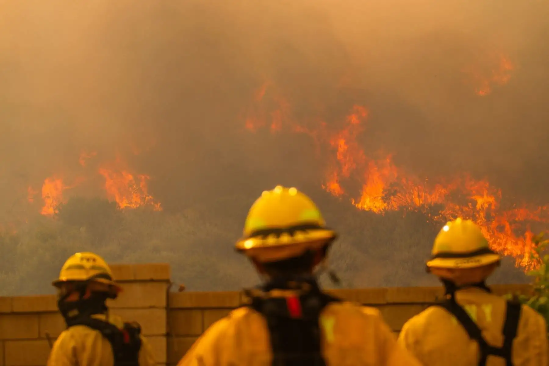 Bomberos monitorean el incendio Sandy, que arde en las colinas cercanas a una zona residencial en Simi Valley, California. Foto: AFP