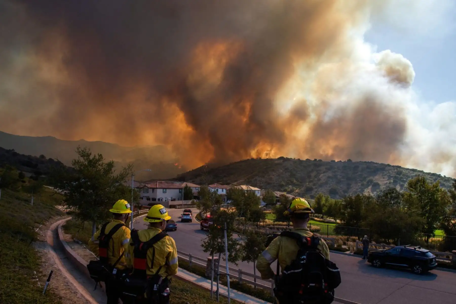 Bomberos monitorean el incendio Sandy, que arde en las colinas cercanas a una zona residencial en Simi Valley, California. Foto: AFP