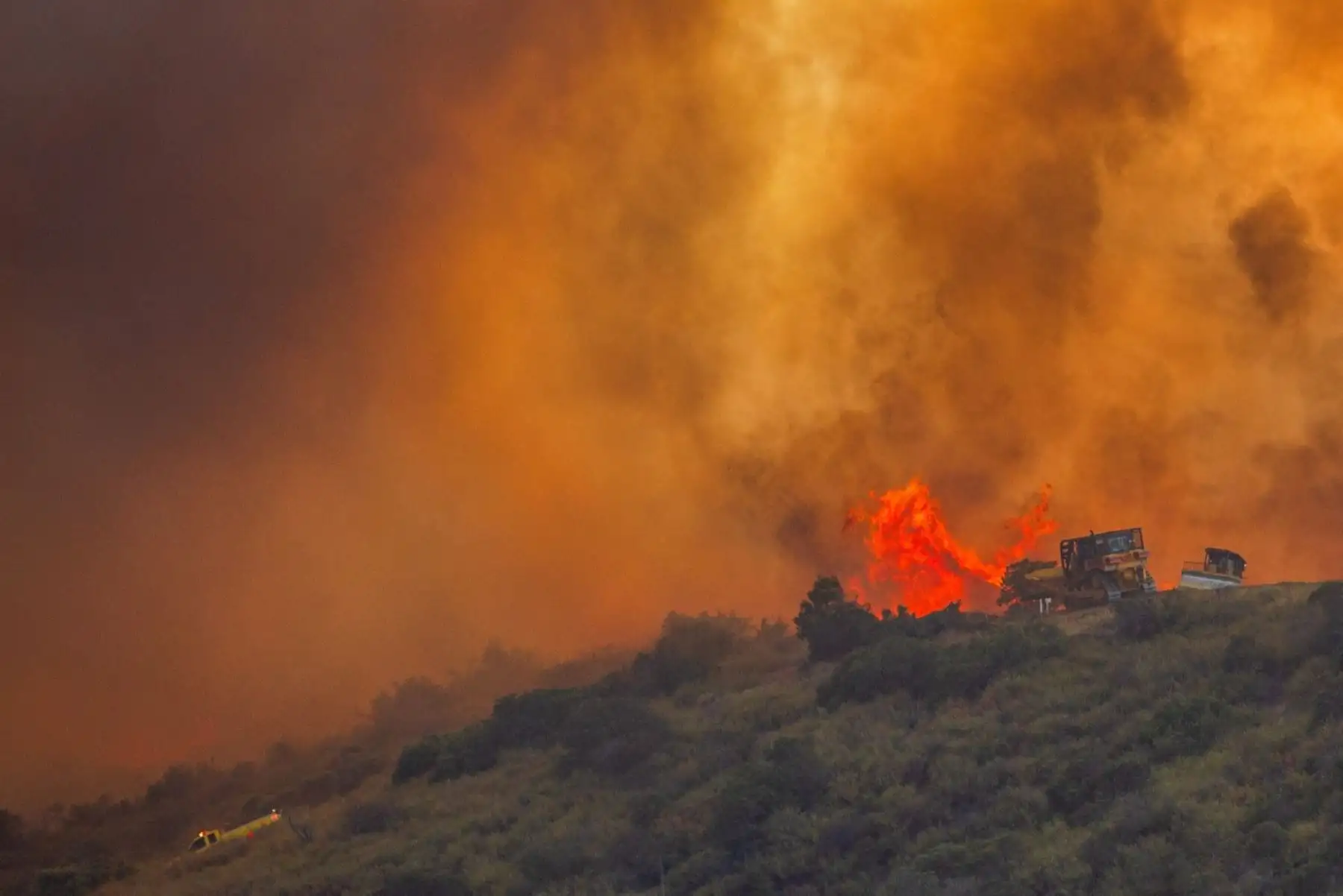 El incendio Sandy arrasa colinas detrás de las casas en una zona residencial de Simi Valley, California. Foto: AFP