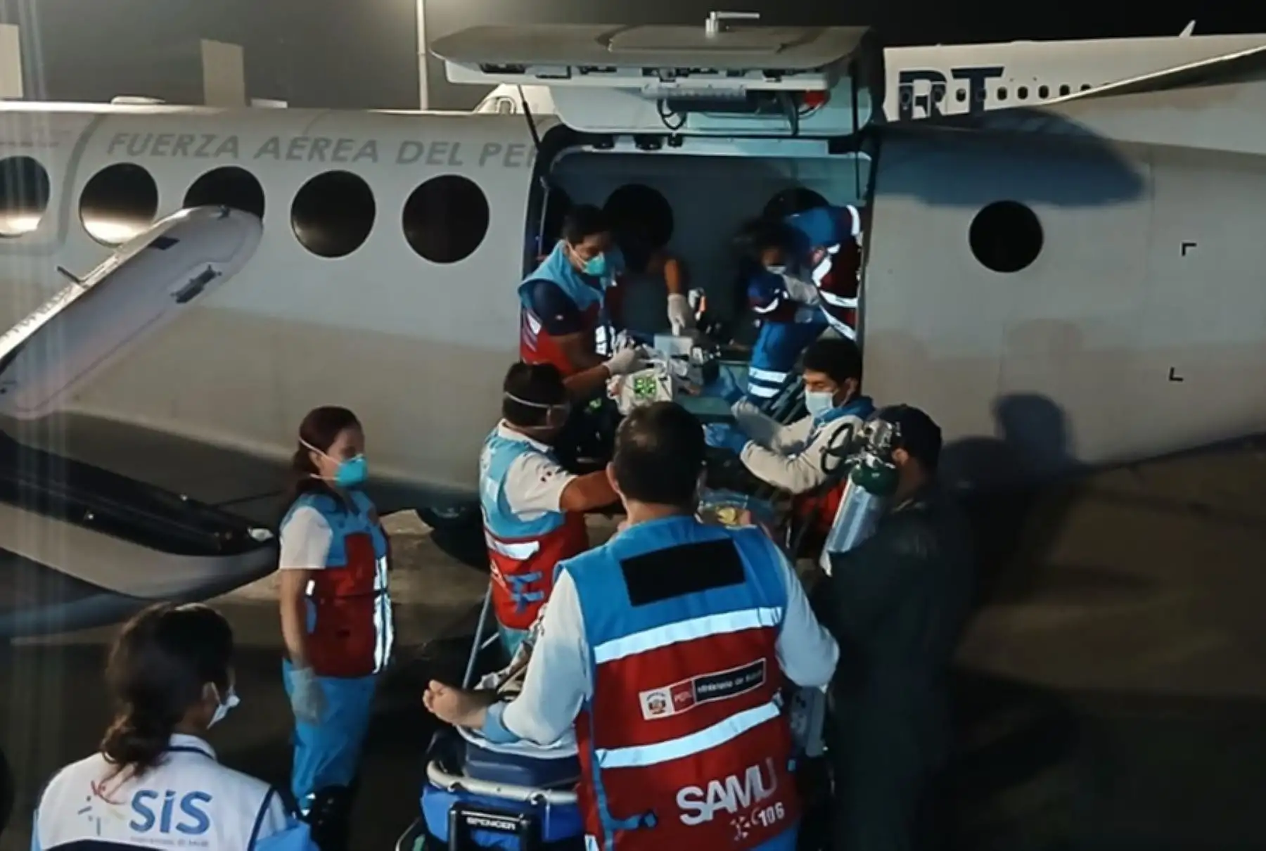 Avión ambulancia FAP traslada de emergencia de Chiclayo a Lima a mujer en estado crítico