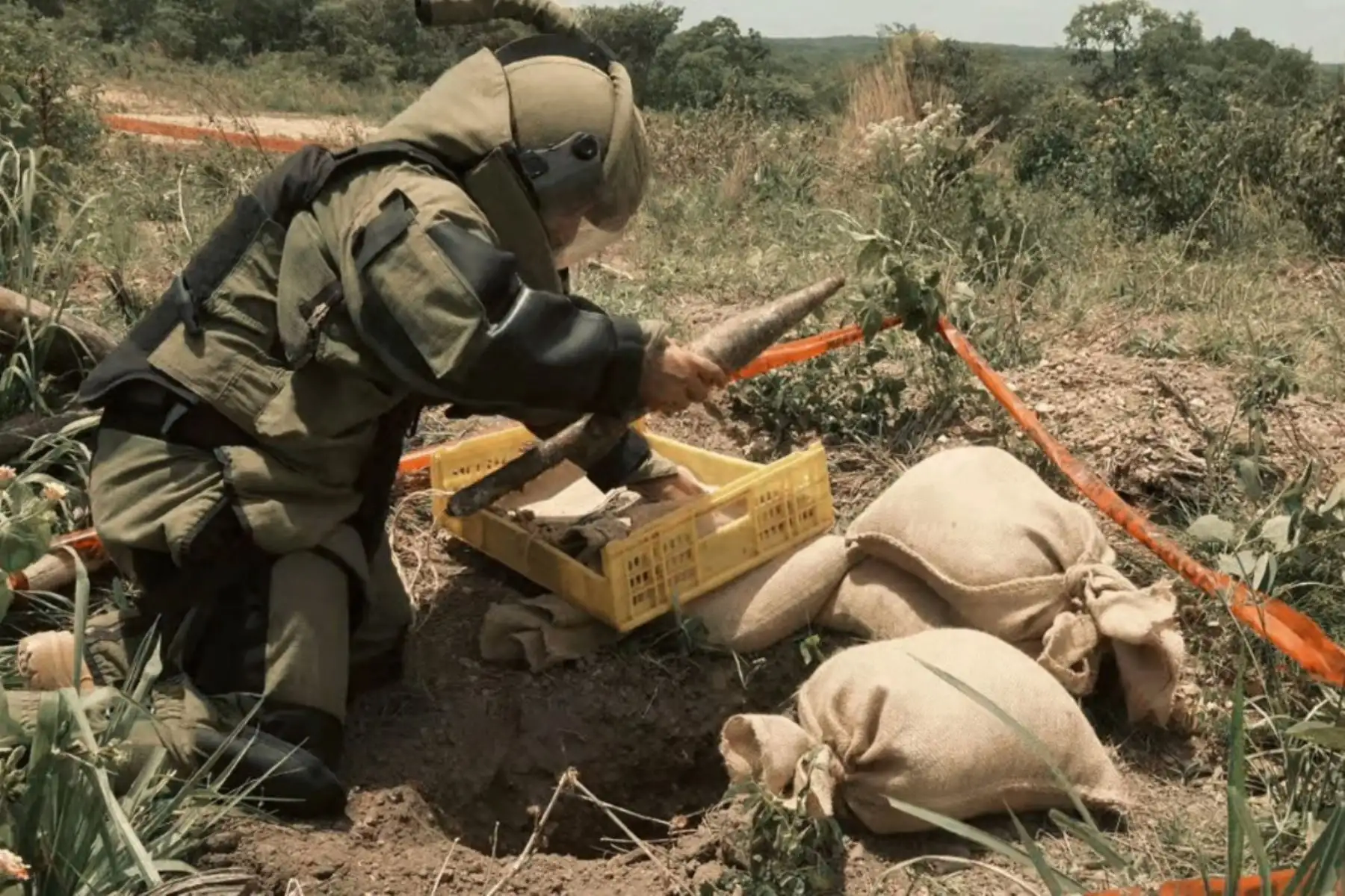 Peruvian peacekeepers neutralize explosive threat, save more than 60 children in Africa