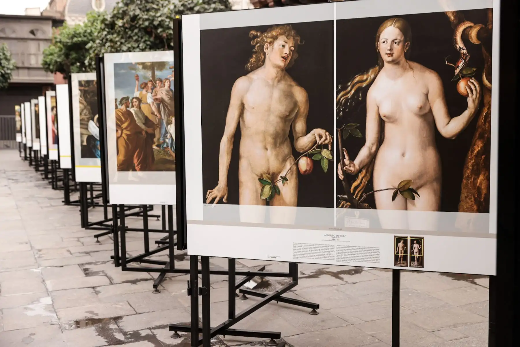 Obras del renacimiento y del barroco europeo son exhibidas en formato gigante en el pasaje Santa Rosa, permitiendo a los visitantes apreciar detalles pictóricos de artistas como Tiziano, Velázquez y Rubens. Foto: ANDINA/Luis Iparraguirre.