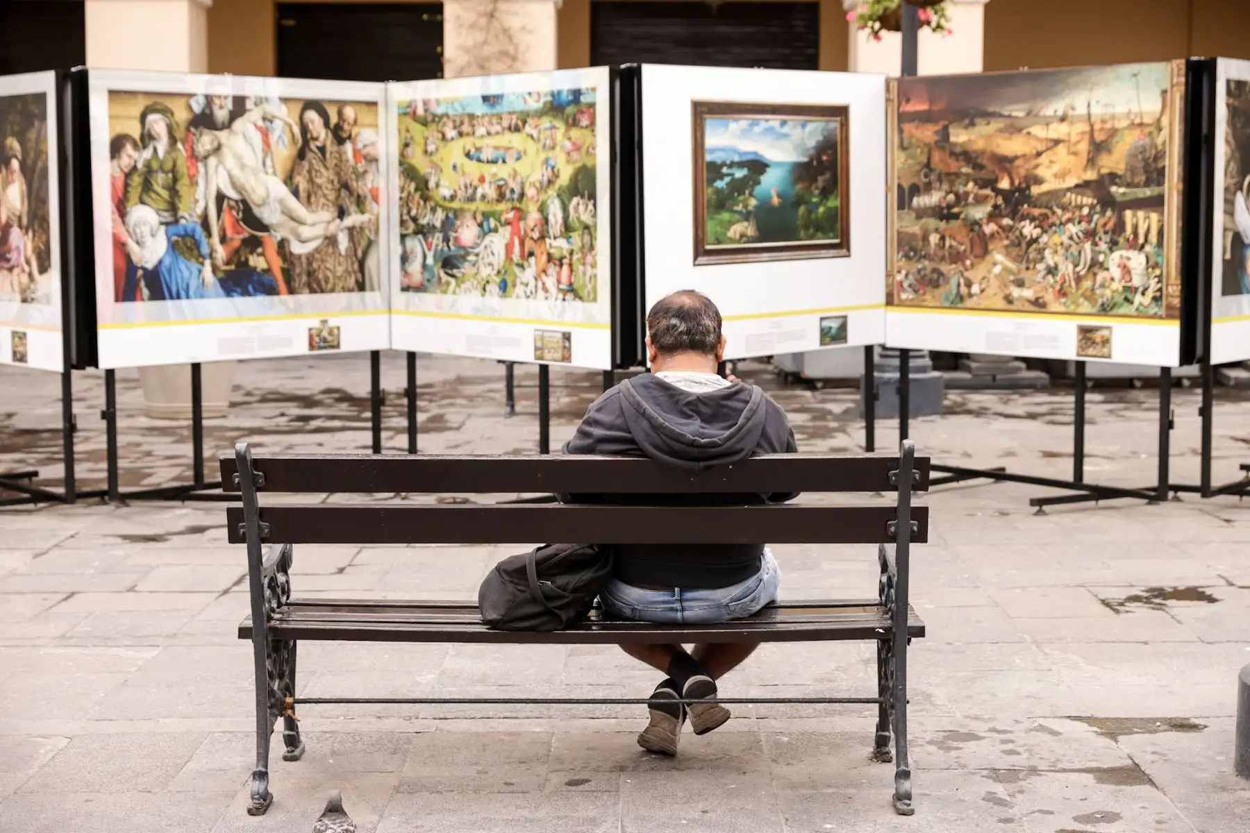 Visitantes observan las reproducciones instaladas en el pasaje Santa Rosa, donde la muestra “El Museo del Prado en Lima” reúne obras maestras de artistas como Diego Velázquez, Francisco de Goya y Joaquín Sorolla. La exposición permanecerá abierta al público hasta el 31 de julio. Foto: ANDINA/Luis Iparraguirre.