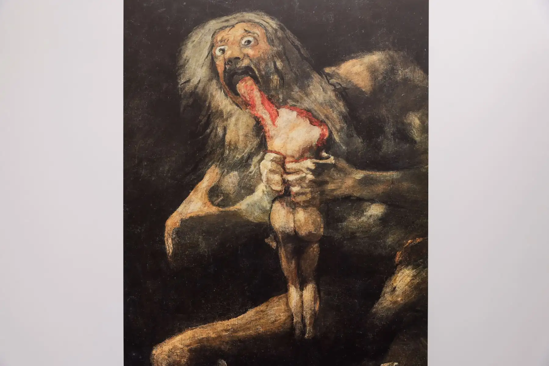 La reproducción de “Saturno" devorando a su hijo, de Francisco de Goya, forma parte de la muestra “El Museo del Prado en Lima”, instalada en el pasaje Santa Rosa. La obra, una de las pinturas negras más conocidas del artista español, puede ser apreciada por vecinos y turistas en el centro histórico de la capital. Foto: ANDINA/Luis Iparraguirre.