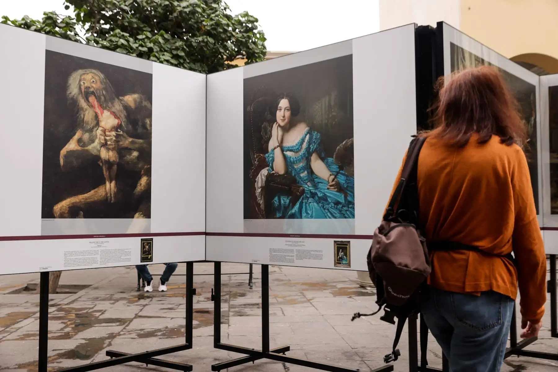Las reproducciones de pinturas religiosas y retratos clásicos forman parte del recorrido cultural impulsado por el Museo del Prado y la Municipalidad de Lima en pleno centro histórico de la capital. Foto: ANDINA/Luis Iparraguirre.