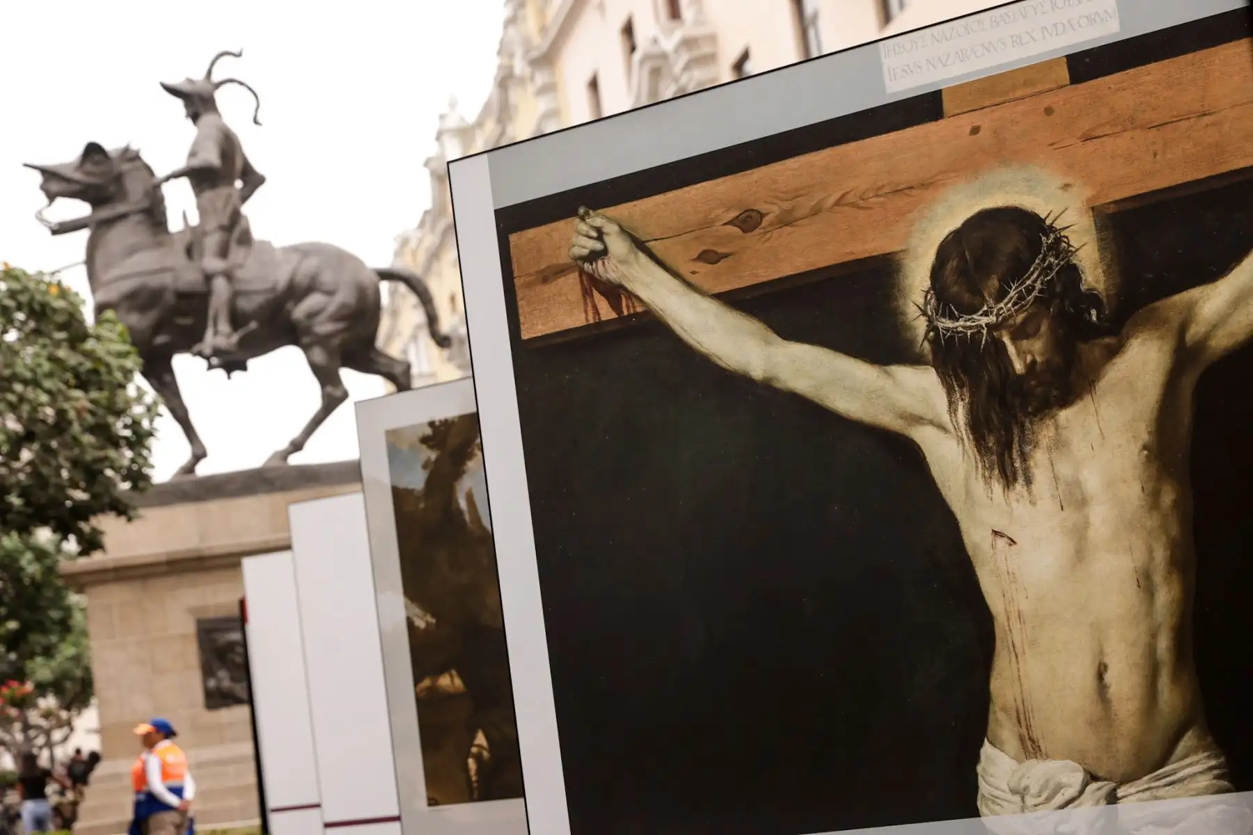 La muestra instalada junto a la Plaza de Armas de Lima reúne reproducciones de obras emblemáticas del Museo del Prado, entre ellas “Cristo crucificado”, de Diego Velázquez, una de las representaciones religiosas más reconocidas del barroco español. Foto: ANDINA/Luis Iparraguirre.