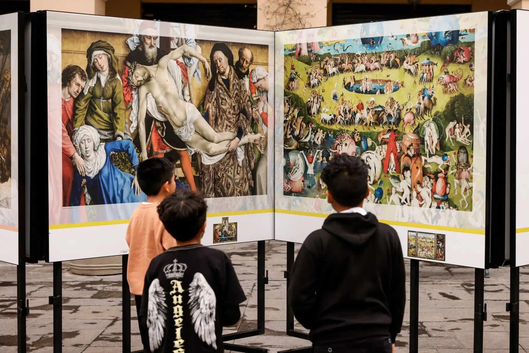 La reproducción de “El jardín de las delicias”, de El Bosco, es una de las piezas más fotografiadas de la exposición “El Museo del Prado en Lima”, debido a la complejidad y simbolismo de la obra. Foto: ANDINA/Luis Iparraguirre.