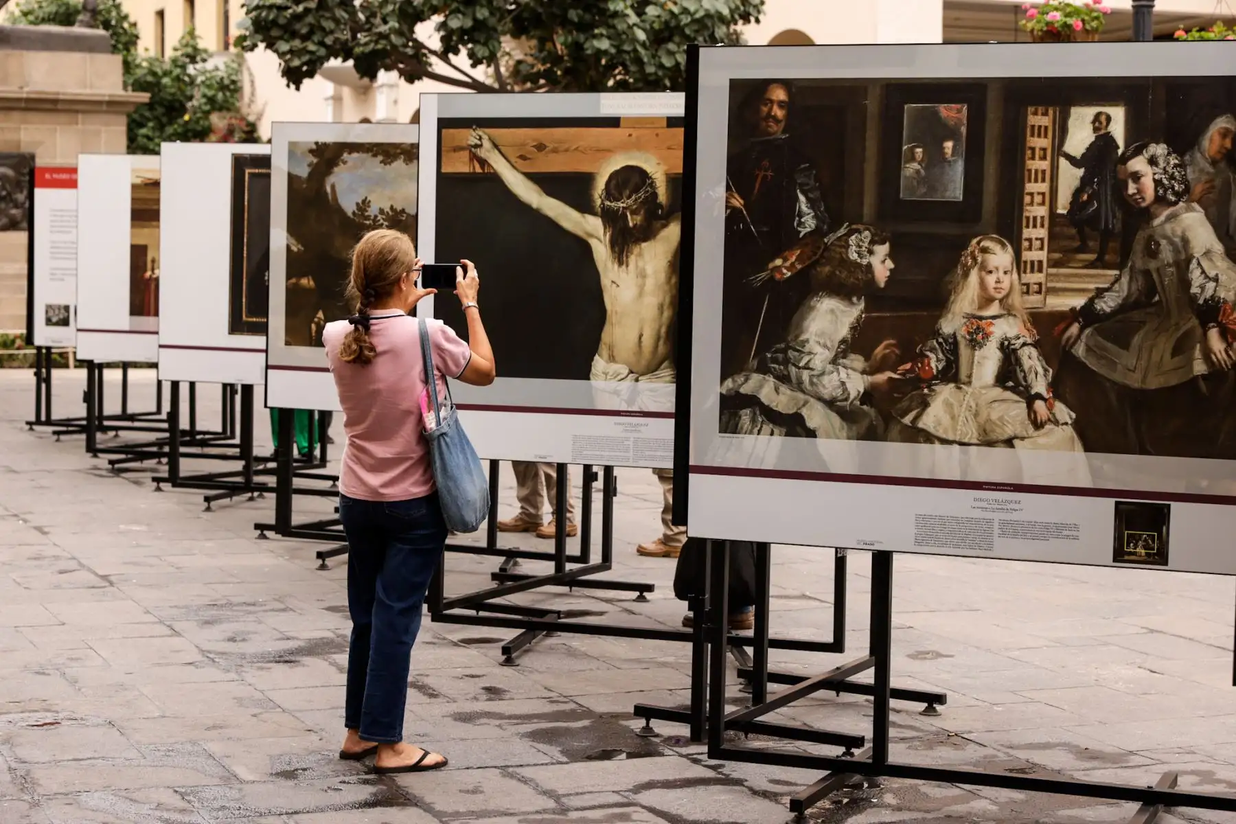 Una visitante observa las obras instaladas en el pasaje Santa Rosa, donde destacan pinturas de Diego Velázquez y Francisco de Goya, dos de los máximos exponentes de la pintura española. Foto: ANDINA/Luis Iparraguirre.