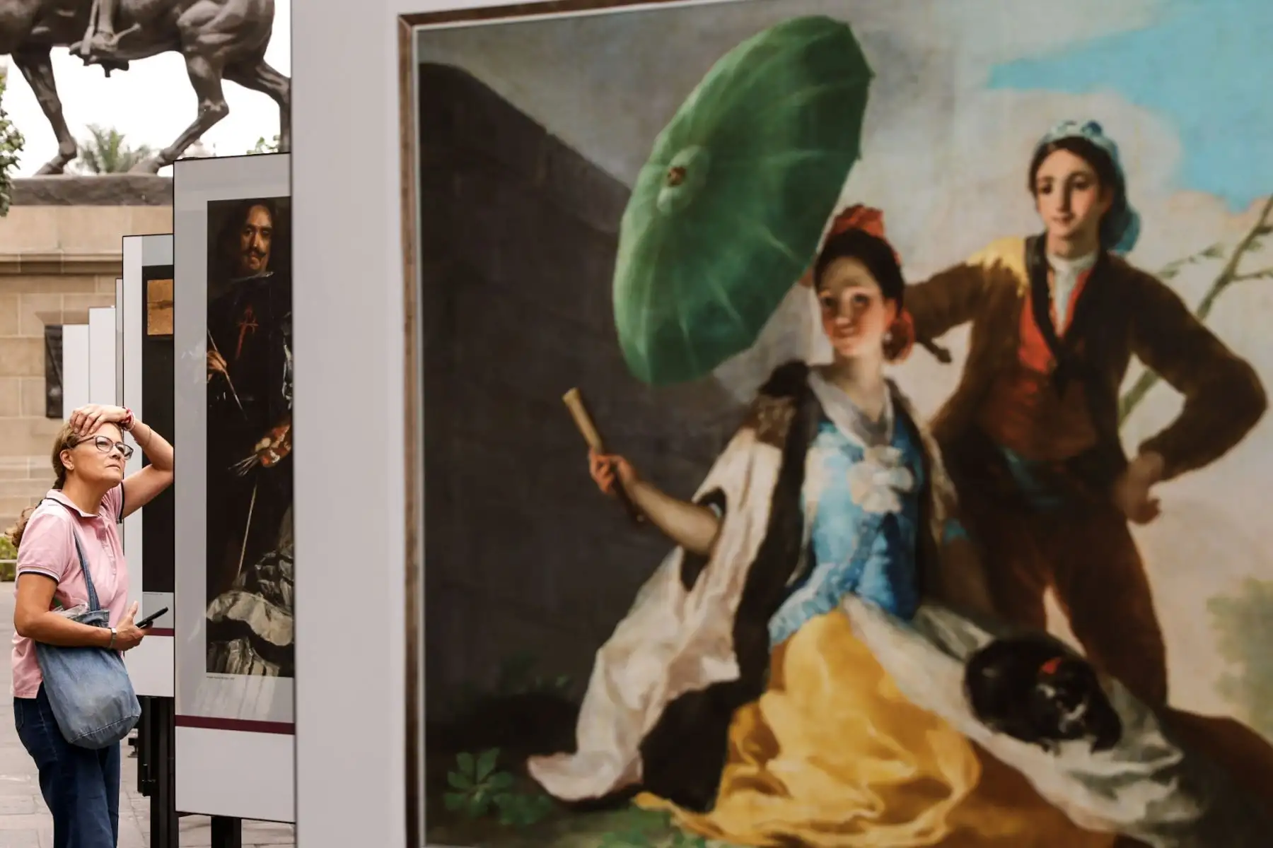 La reproducción de “El quitasol”, de Francisco de Goya, forma parte del recorrido artístico instalado en el centro histórico de Lima. La obra, realizada en el siglo XVIII, destaca por sus colores luminosos y escenas cotidianas de la aristocracia española. Foto: ANDINA/Luis Iparraguirre.