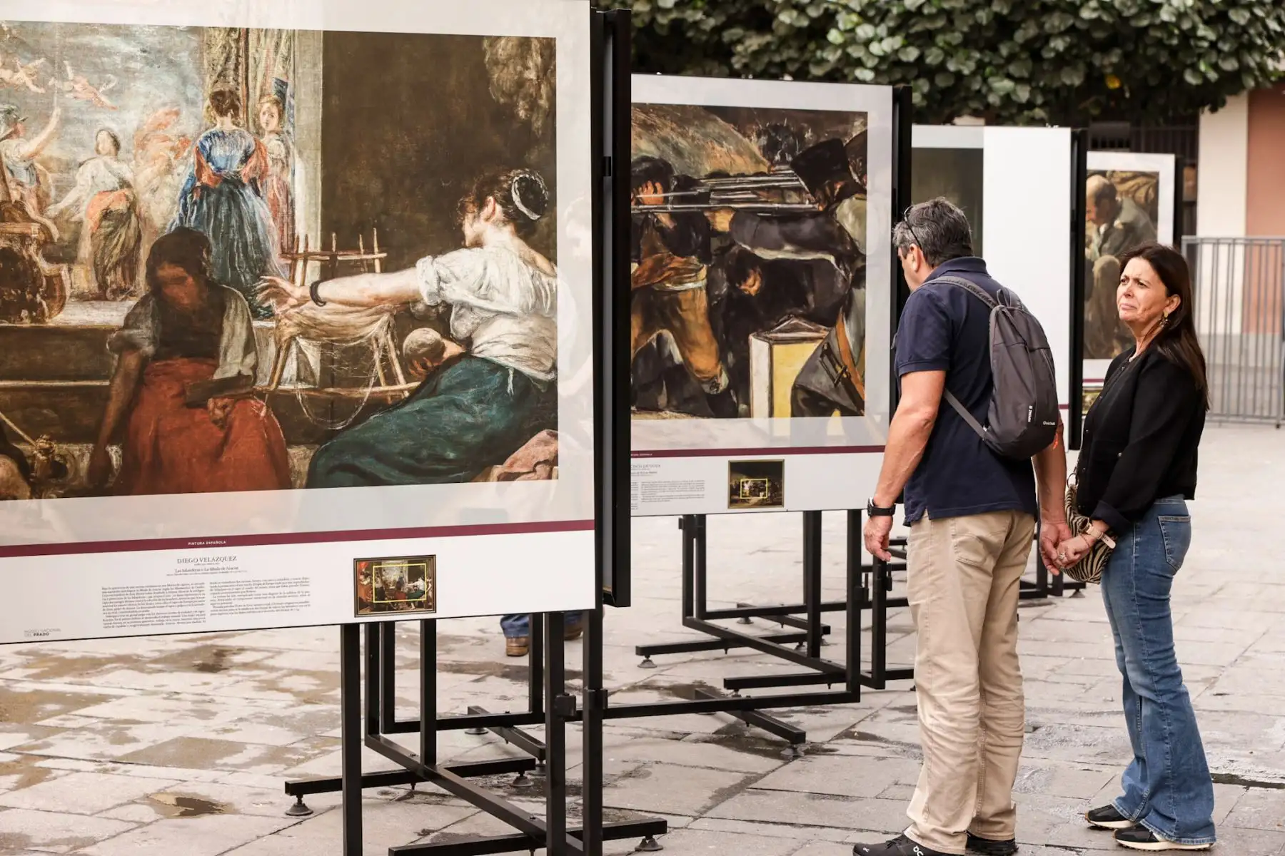 Las reproducciones instaladas en el pasaje Santa Rosa permiten apreciar detalles de obras maestras del Museo del Prado en medio de la arquitectura colonial del centro histórico de Lima. Foto: ANDINA/Luis Iparraguirre.