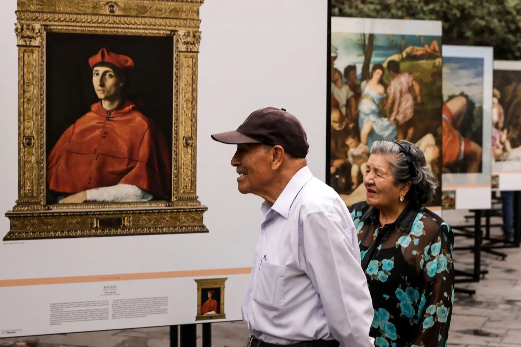 El centro histórico de Lima alberga desde este lunes la muestra al aire libre “El Museo del Prado en Lima”, exposición que reúne reproducciones de algunas de las obras más emblemáticas de la pinacoteca española, como pinturas de Francisco de Goya, Diego Velázquez, Joaquín Sorolla y Caravaggio. La exhibición, inaugurada en el pasaje Santa Rosa con motivo del Día Internacional de los Museos, permanecerá abierta al público hasta el 31 de julio. Foto: ANDINA/Luis Iparraguirre.