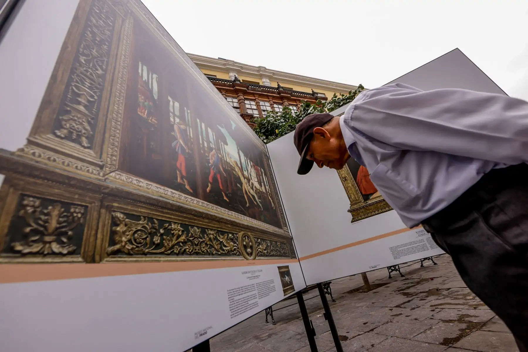 Un transeúnte observa las reproducciones instaladas en el pasaje Santa Rosa, donde la exposición busca acercar el arte clásico europeo al público limeño en espacios abiertos y de libre acceso. Foto: ANDINA/Luis Iparraguirre.
