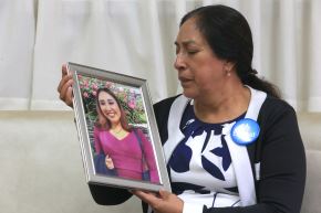 Marcia Rubira sostiene el retrato de su hija Luciana Nicole, quien tras sufrir muerte cerebral donó sus órganos y salvó cinco vidas. En el marco del Día Nacional del Donante Voluntario de Órganos y Tejidos, su historia busca crear conciencia sobre la importancia de decir sí a la donación. Foto: ANDINA/Héctor Vinces