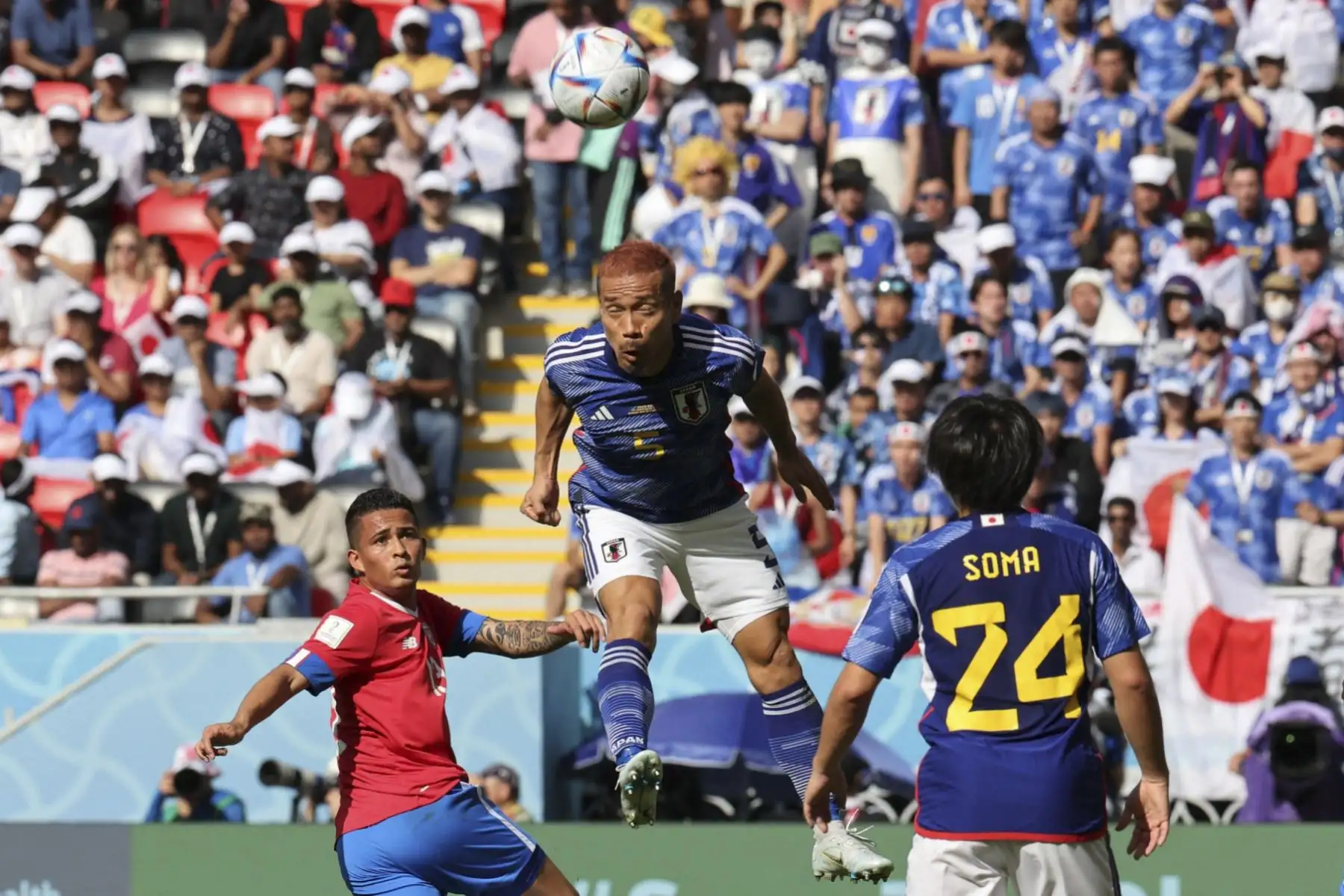 El defensor de Japón #05 Yuto Nagatomo (C) encabeza el balón pqst el centrocampista de Costa Rica #13 Gerson Torres 9L0 qnd el centrocampista de Japón #24 Yuki Soma durante el partido de fútbol Grupo E de la Copa Mundial de Qatar 2022 entre Japón y Costa Rica en el Estadio Ahmad Bin Ali en Al-Rayyan, al oeste de Doha, el 27 de noviembre de 2022. (Foto de Giuseppe CACACE / AFP)