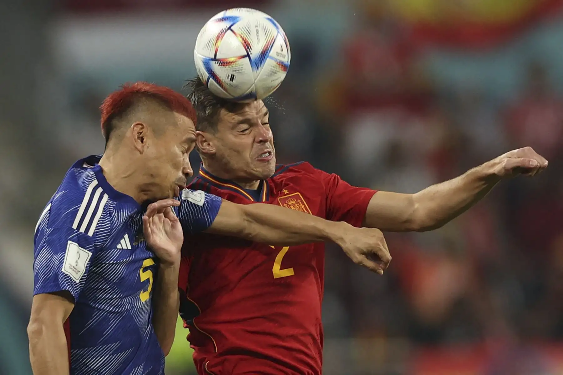 El defensor de Japón #05 Yuto Nagatomo (Izquierda) encabeza el balón mientras lucha por él con el defensor español #02 Cesar Azpilicueta durante el partido de fútbol del Grupo E de la Copa Mundial de Qatar 2022 entre Japón y España en el Estadio Internacional Khalifa de Doha el 1 de diciembre de 2022. (Foto de Adrian DENNIS / AFP)