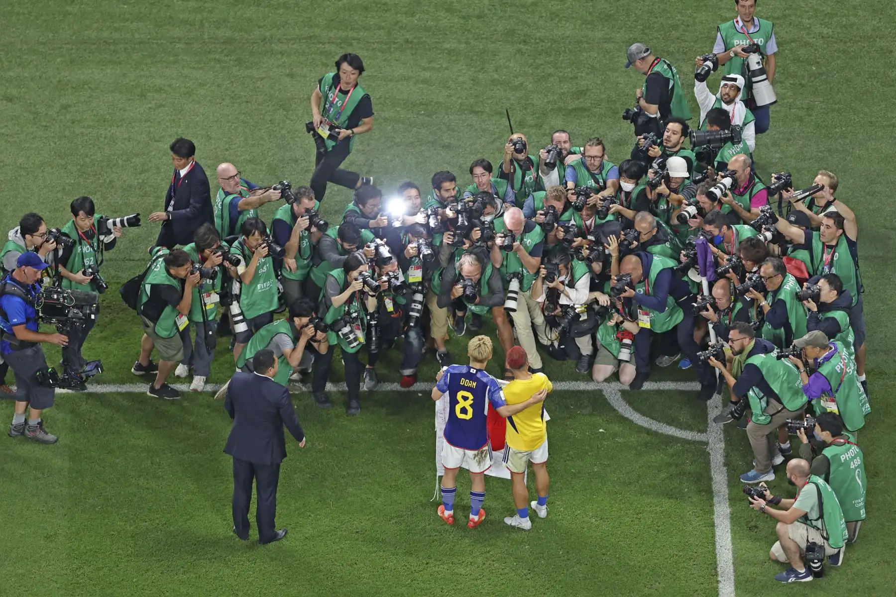 El centrocampista japonés #08 Ritsu Doan y el defensor japonés #05 Yuto Nagatomo posan para los fotógrafos después del partido de fútbol del Grupo E de la Copa Mundial de Qatar 2022 entre Japón y España en el Estadio Internacional Khalifa de Doha el 1 de diciembre de 2022. (Foto de Giuseppe CACACE / AFP)