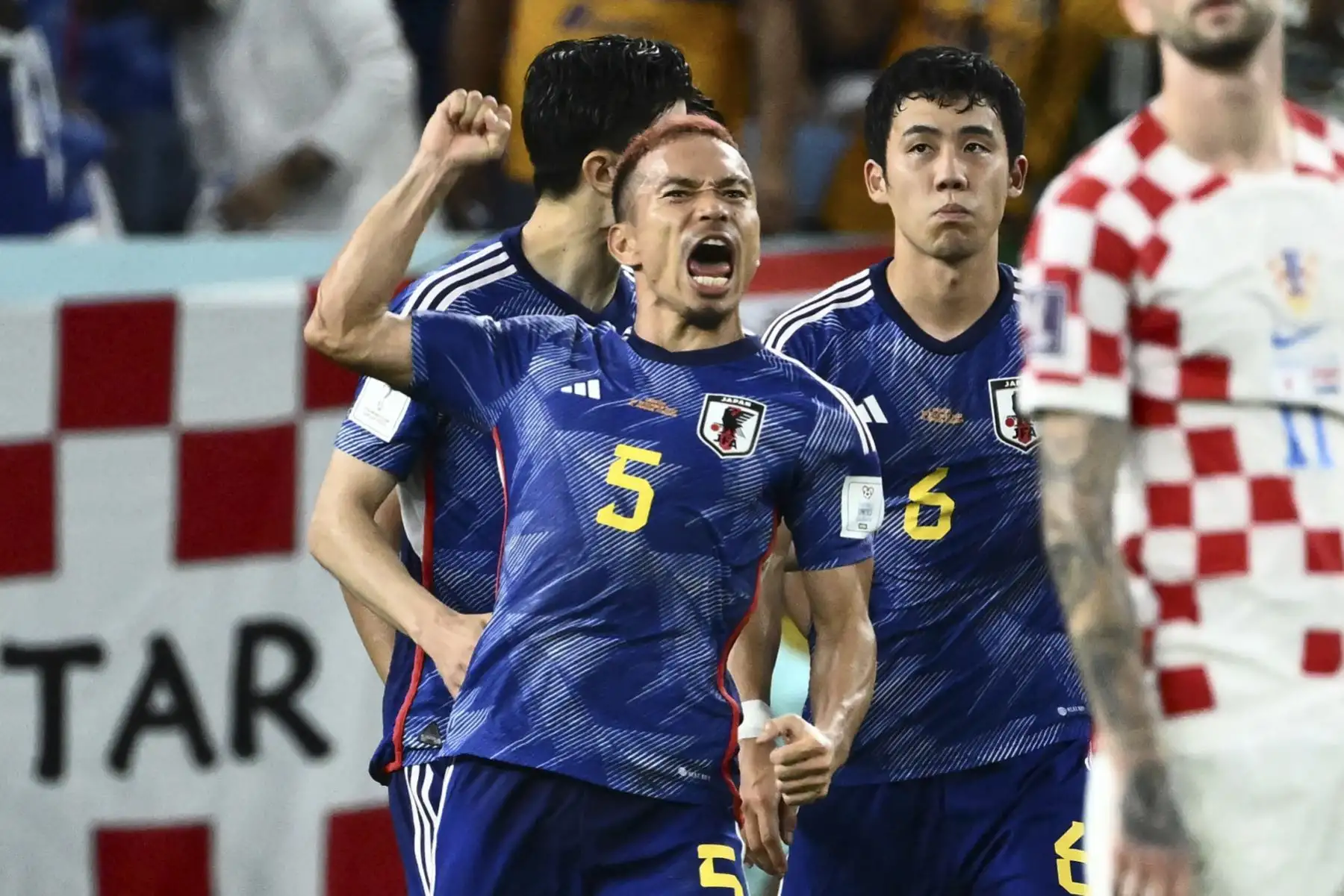 El defensor de Japón #05 Yuto Nagatomo (izquierda) celebra después de que el delantero de Japón #25 Daizen Maeda (no visto) anotara el primer gol de su equipo durante el partido de octavos de vuelta de la Copa Mundial de Qatar 2022 entre Japón y Croacia en el Estadio Al-Janoub en Al-Wakrah, al sur de Doha, el 5 de diciembre de 2022. (Foto de Jewel SAMAD / AFP)