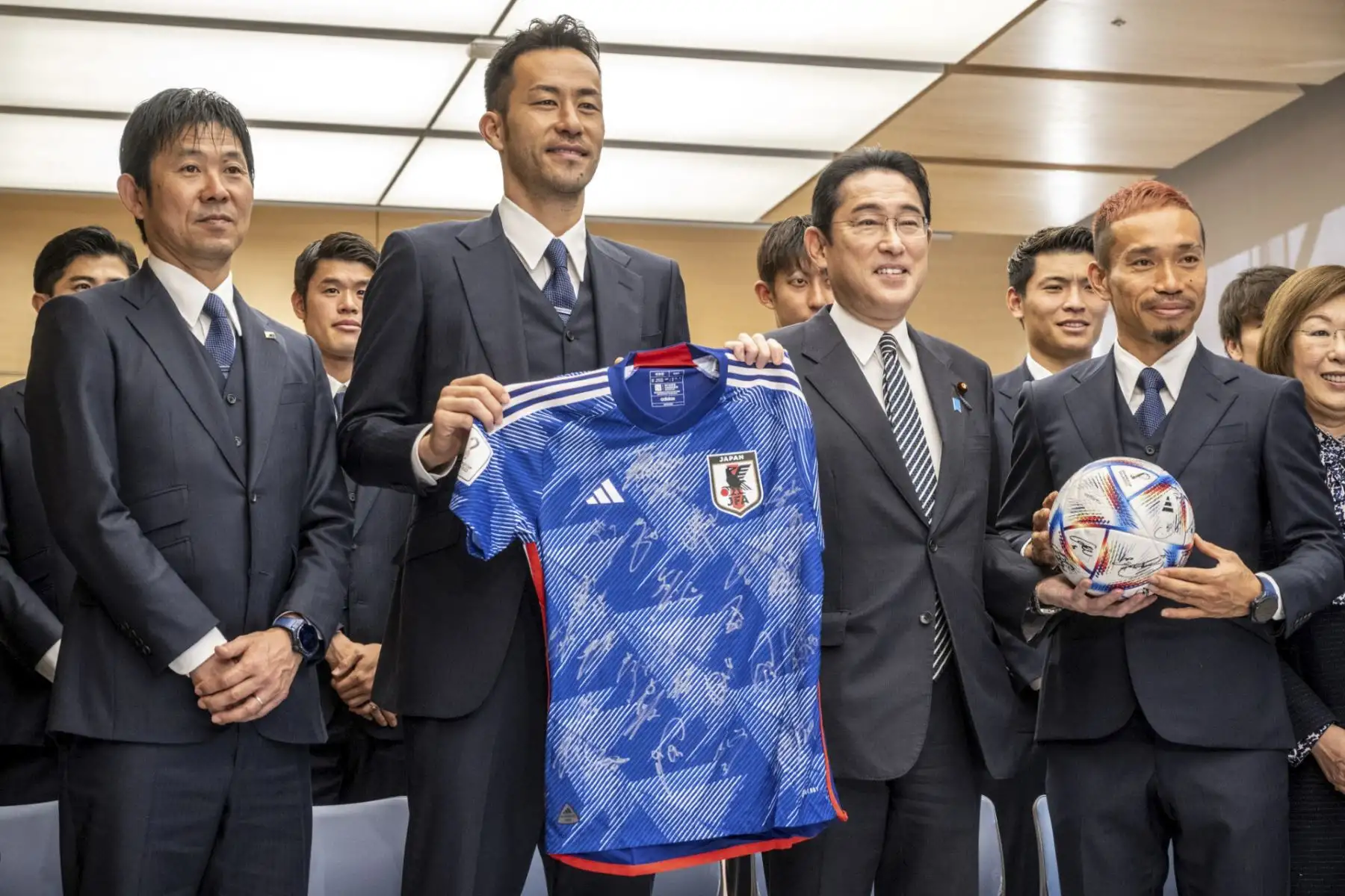 El entrenador en jefe de Japón, Hajime Moriyasu (l), el defensor Maya Yoshida (2a L) y el defensor Yuto Nagatomo (R) posan con el primer ministro de Japón, Fumio Kishida (2a R) durante una llamada fotográfica con recuerdos antes de su reunión en la oficina del primer ministro en Tokio el 8 de diciembre de 2022, después del regreso del equipo nacional de fútbol de la Copa Mundial de Qatar 2022. (Foto de Philip FONG / POOL / AFP)