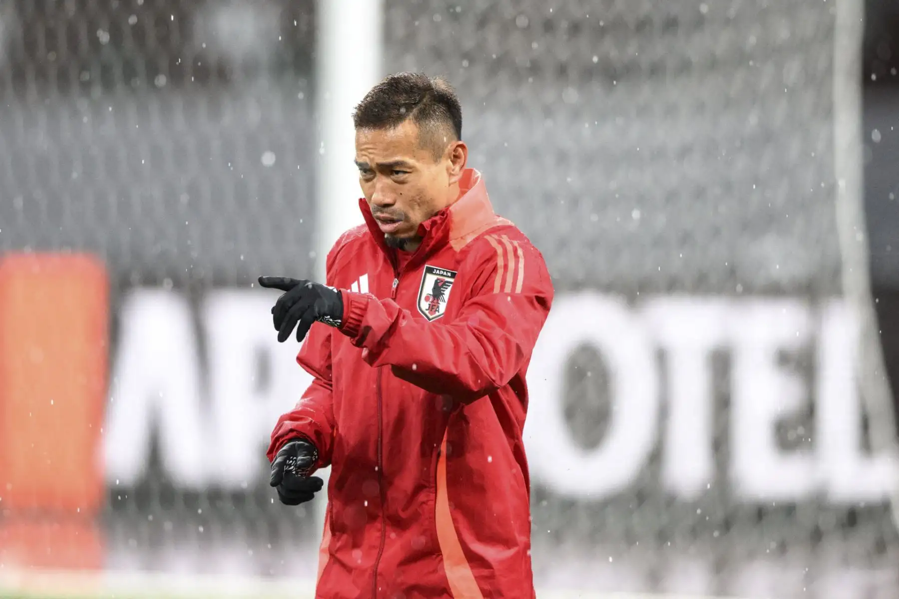 El japonés Yuto Nagatomo asiste a una sesión de entrenamiento antes de su partido de fútbol clasificatorio de la Copa Mundial 2026 contra Corea del Norte en el Estadio Nacional de Tokio el 20 de marzo de 2024. (Foto de Philip FONG / AFP)