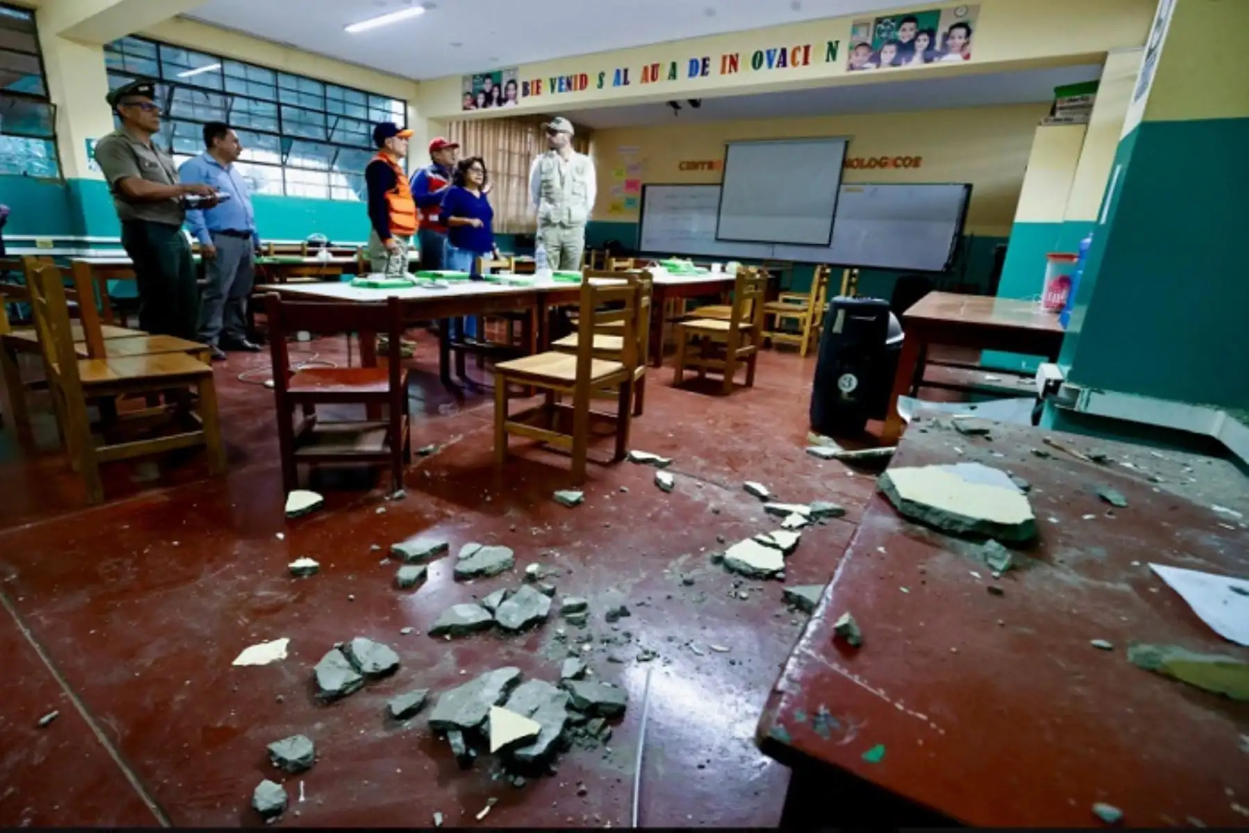 El ministro de Defensa verifica instalaciones, infraestructura, viviendas, colegios y hospitales para evaluar daños.