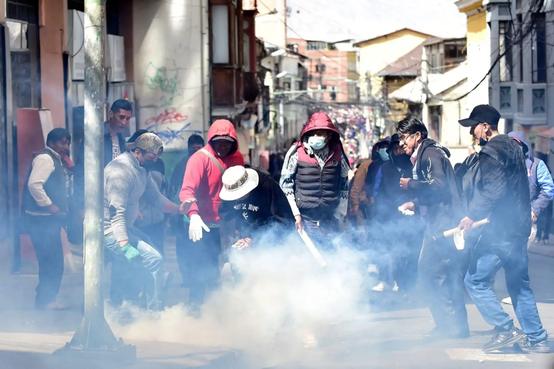 Mineros se enfrentan con la policía antidisturbios durante una protesta exigiendo la renuncia del presidente boliviano Rodrigo Paz, en La Paz. Foto: AFP