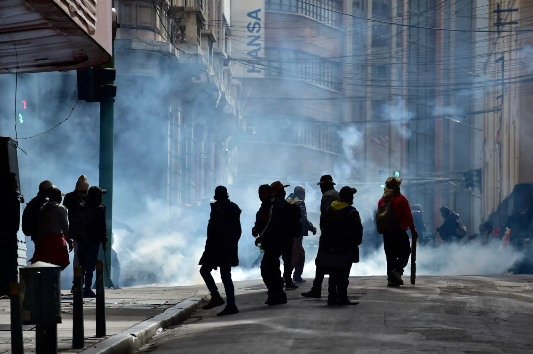 Los manifestantes se enfrentan con la policía antidisturbios durante una protesta exigiendo la renuncia del presidente boliviano Rodrigo Paz, en La Paz. Foto: AFP