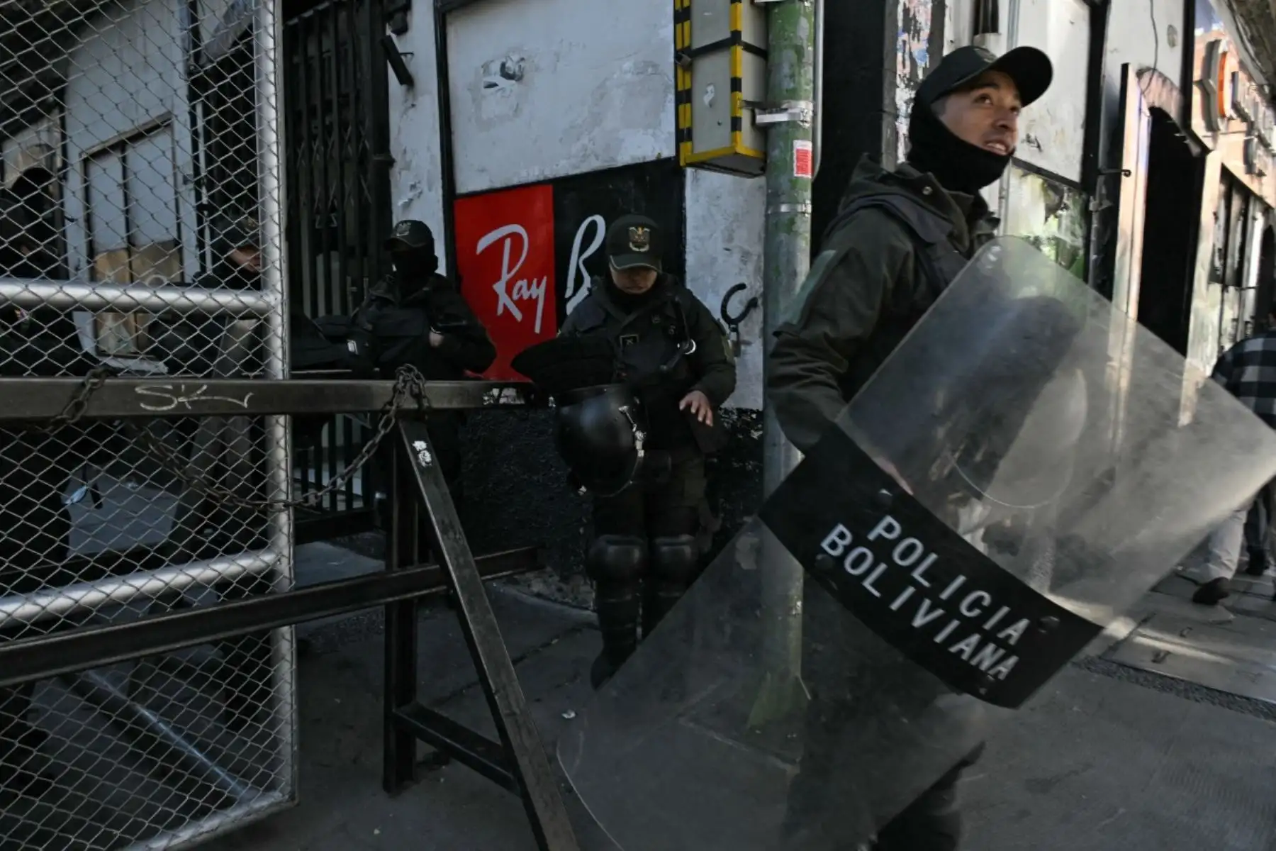 La policía bloquea una calle que conduce a la plaza Murillo en La Paz, el 19 de mayo de 2026, el día después de una protesta que exige la renuncia del presidente de Bolivia, Rodrigo Paz. Las protestas bolivianas que piden que el presidente de centro-derecha Rodrigo Paz renuncie se intensificaron. Foto: AFP
