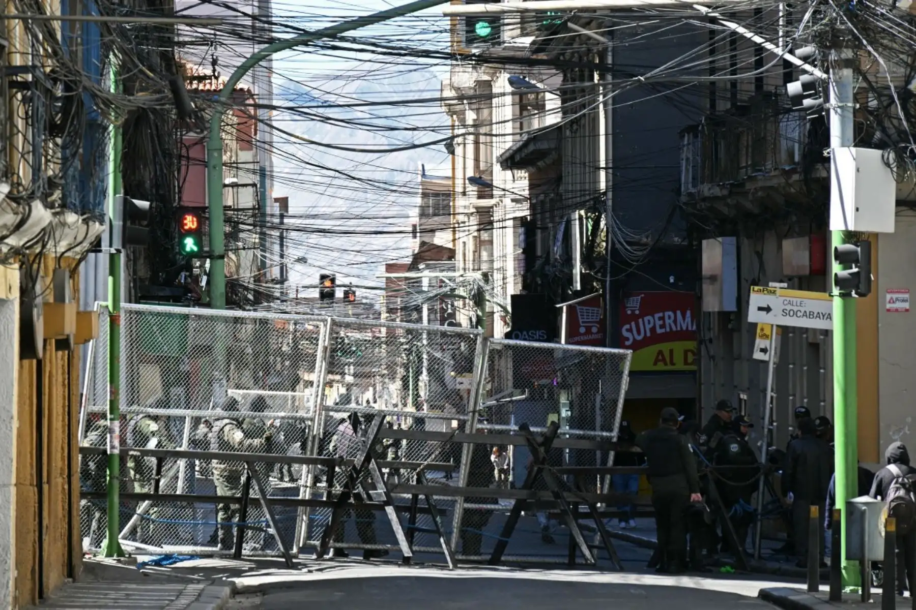 La policía bloquea una calle que conduce a la plaza Murillo en La Paz, el 19 de mayo de 2026, el día después de una protesta que exige la renuncia del presidente de Bolivia, Rodrigo Paz. Foto: AFP