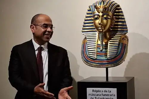 El embajador de Egipto, Ahmed Hamdi Bark Mohamed, junto a la réplica de la máscara de Tutankamón. Foto: ANDINA/Karina Garay