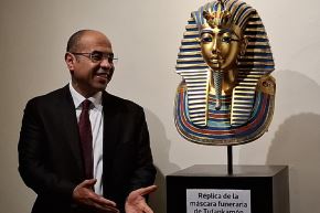 El embajador de Egipto, Ahmed Hamdi Bark Mohamed, junto a la réplica de la máscara de Tutankamón. Foto: ANDINA/Karina Garay