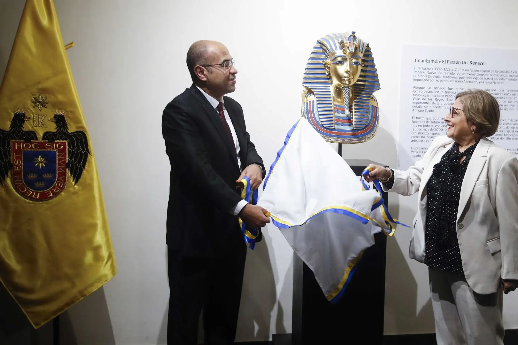El símbolo del esplendor de la civilización egipcia y una de las piezas arqueológicas más reconocidas del mundo, la máscara funeraria de Tutankamón, ya no será más ajena al público peruano gracias a la réplica oficial que la Embajada de la República Árabe de Egipto en el Perú ha donado formalmente a la ciudad de Lima y que hoy ha sido develada en una emotiva ceremonia diplomática. Foto: ANDINA/Eddy Ramos