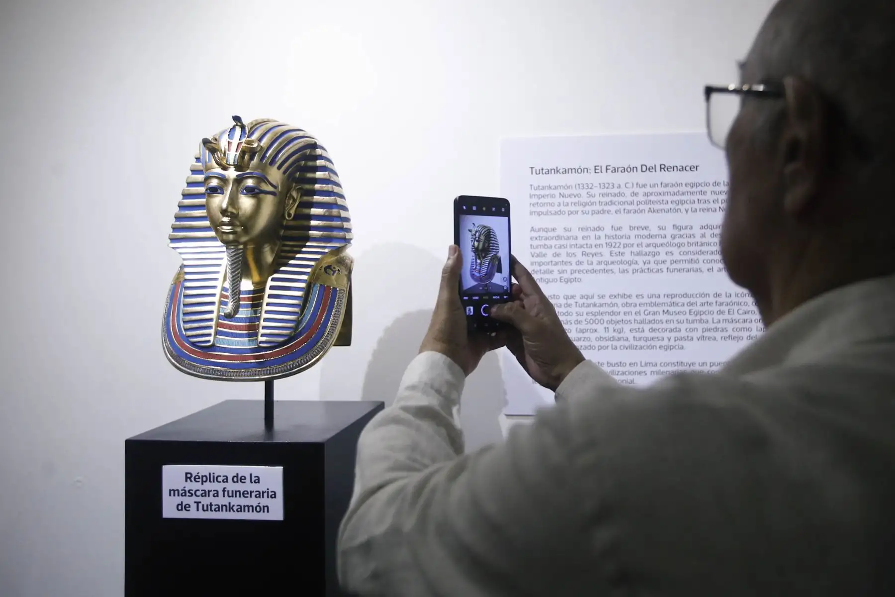El símbolo del esplendor de la civilización egipcia y una de las piezas arqueológicas más reconocidas del mundo, la máscara funeraria de Tutankamón, ya no será más ajena al público peruano gracias a la réplica oficial que la Embajada de la República Árabe de Egipto en el Perú ha donado formalmente a la ciudad de Lima y que hoy ha sido develada en una emotiva ceremonia diplomática. Foto: ANDINA/Eddy Ramos