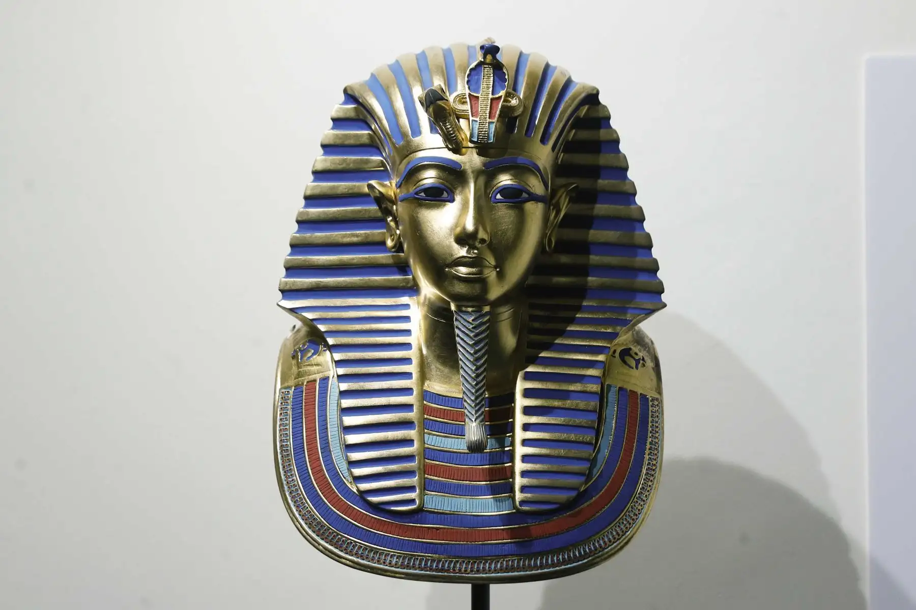 El símbolo del esplendor de la civilización egipcia y una de las piezas arqueológicas más reconocidas del mundo, la máscara funeraria de Tutankamón, ya no será más ajena al público peruano gracias a la réplica oficial que la Embajada de la República Árabe de Egipto en el Perú ha donado formalmente a la ciudad de Lima y que hoy ha sido develada en una emotiva ceremonia diplomática. Foto: ANDINA/Eddy Ramos
