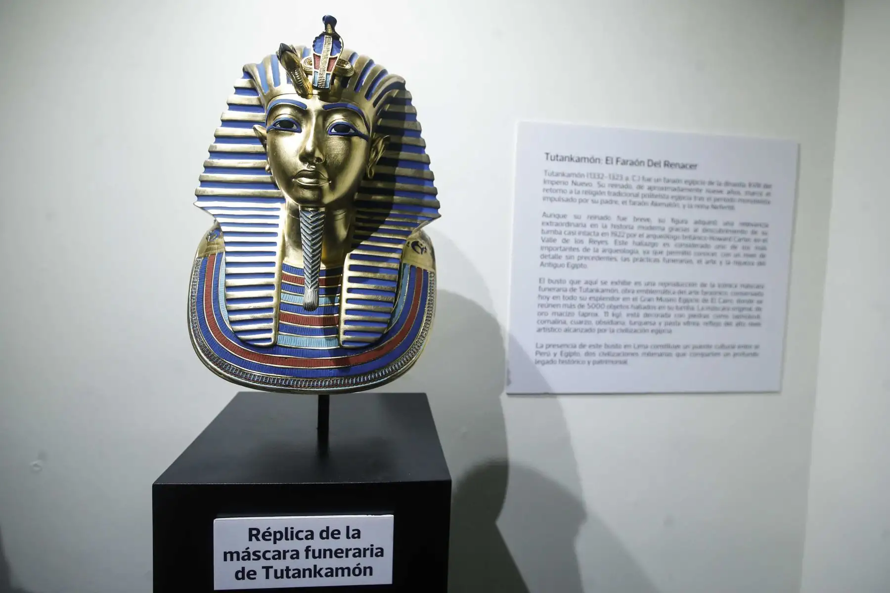El símbolo del esplendor de la civilización egipcia y una de las piezas arqueológicas más reconocidas del mundo, la máscara funeraria de Tutankamón, ya no será más ajena al público peruano gracias a la réplica oficial que la Embajada de la República Árabe de Egipto en el Perú ha donado formalmente a la ciudad de Lima y que hoy ha sido develada en una emotiva ceremonia diplomática. Foto: ANDINA/Eddy Ramos