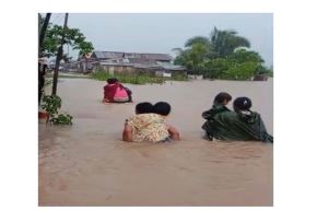 Los moradores denunciaron que las canaletas y sistemas de drenaje se encuentran obstruidos y sin mantenimiento, situación que habría agravado la emergencia durante las horas de lluvia intensa.