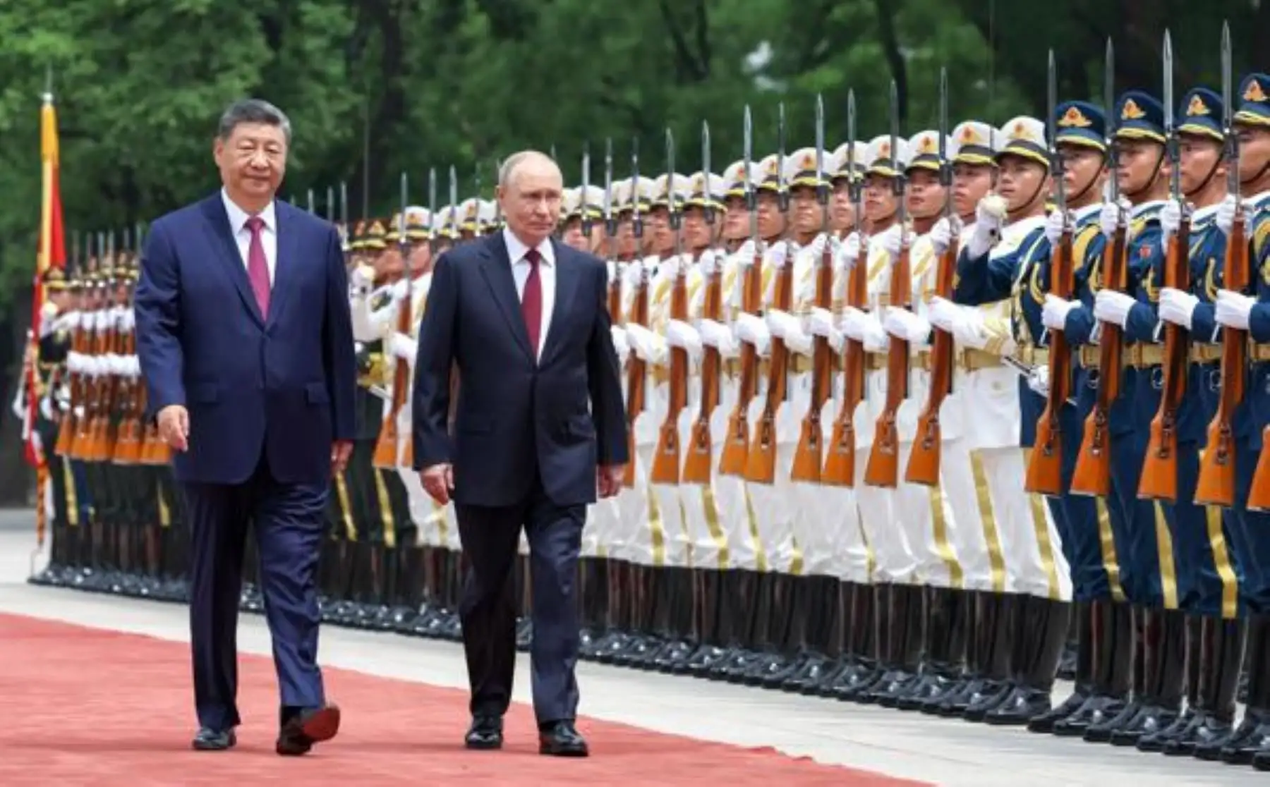El presidente ruso Vladimir Putin y el presidente chino Xi Jinping pasan revista a la guardia de honor durante una ceremonia de bienvenida en el Gran Salón del Pueblo en Pekín, China. Foto: AFP