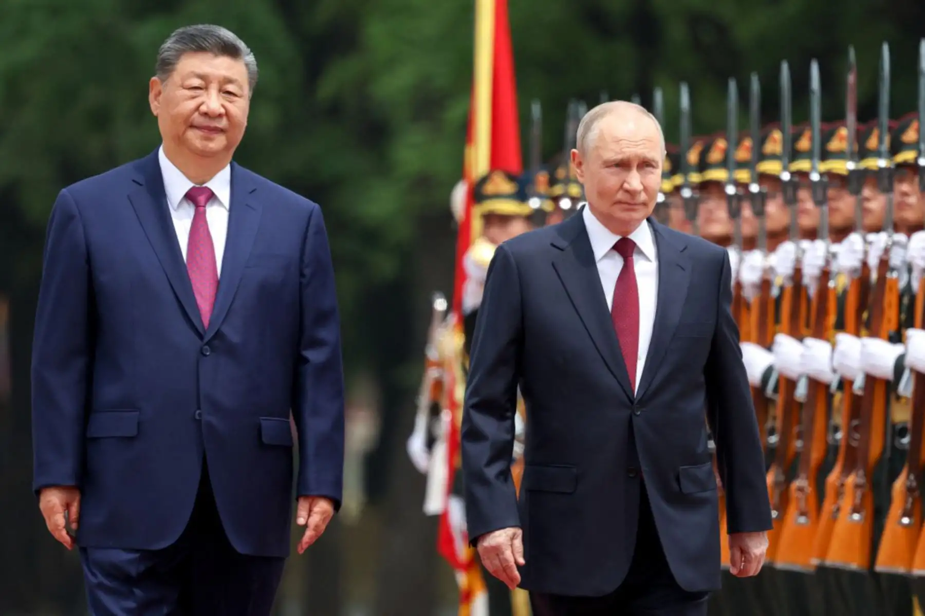 El presidente de Rusia, Vladimir Putin y el presidente de China, Xi Jinping, participan en una ceremonia de bienvenida en el Gran Salón del Pueblo en Pekín. Foto: AFP