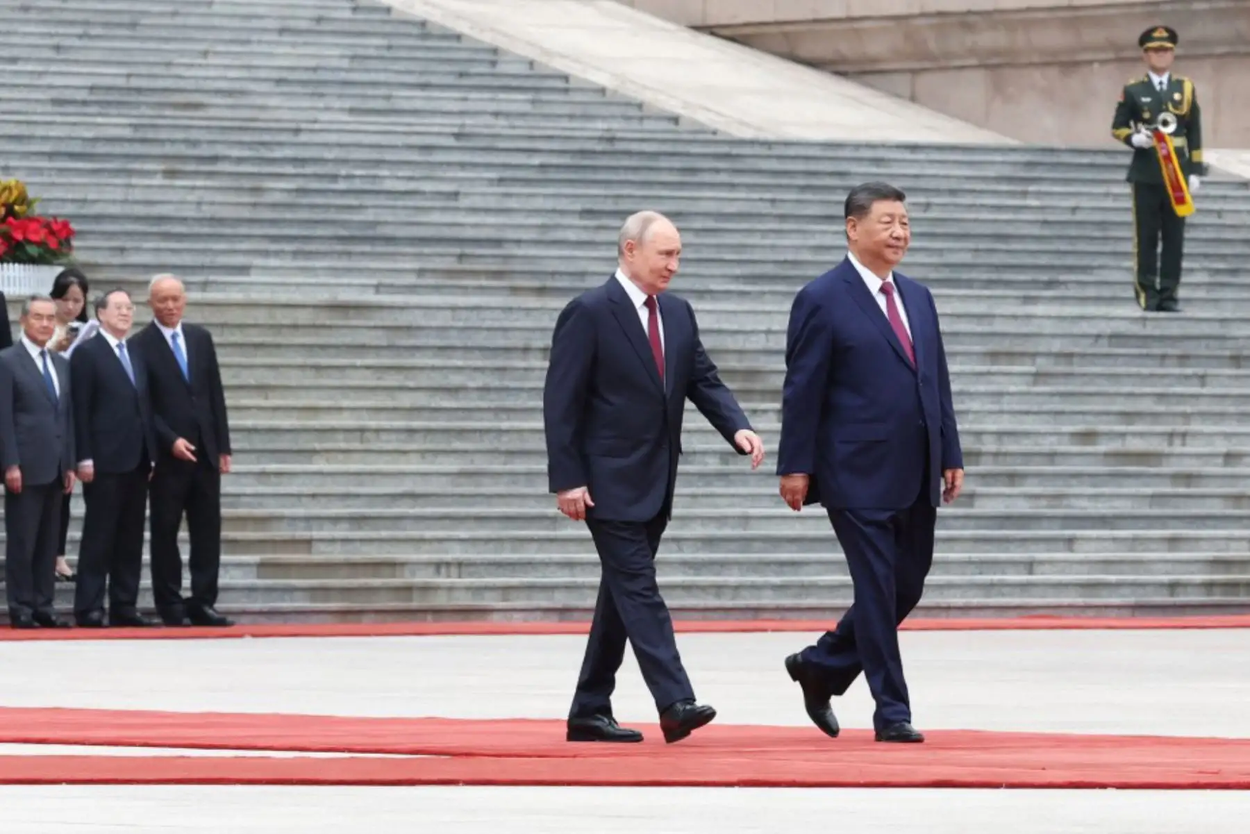 El presidente de Rusia, Vladimir Putin y el presidente de China, Xi Jinping, participan en una ceremonia de bienvenida en el Gran Salón del Pueblo en Pekín. Foto: AFP