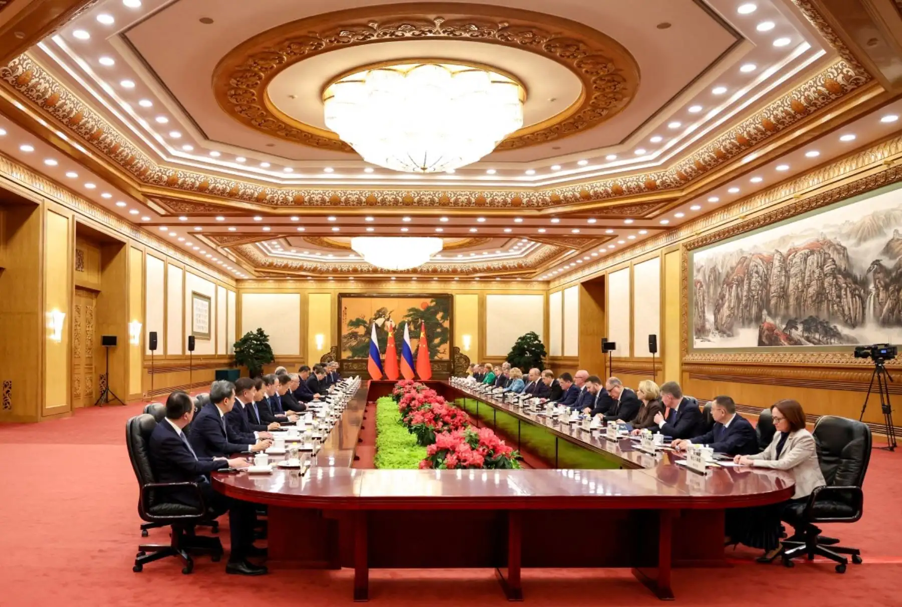 El presidente de Rusia, Vladimir Putin, y el presidente de China, Xi Jinping, participan en una reunión en Pekín. Foto: AFP