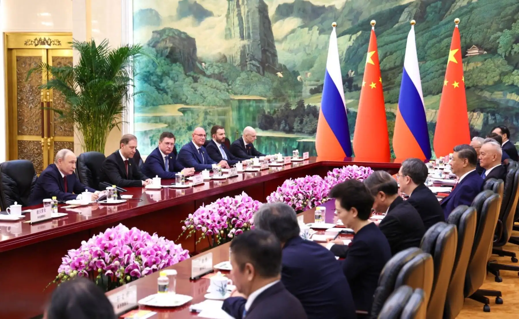El presidente de Rusia, Vladimir Putin, y el presidente de China, Xi Jinping, participan en una reunión en Pekín. Foto: AFP