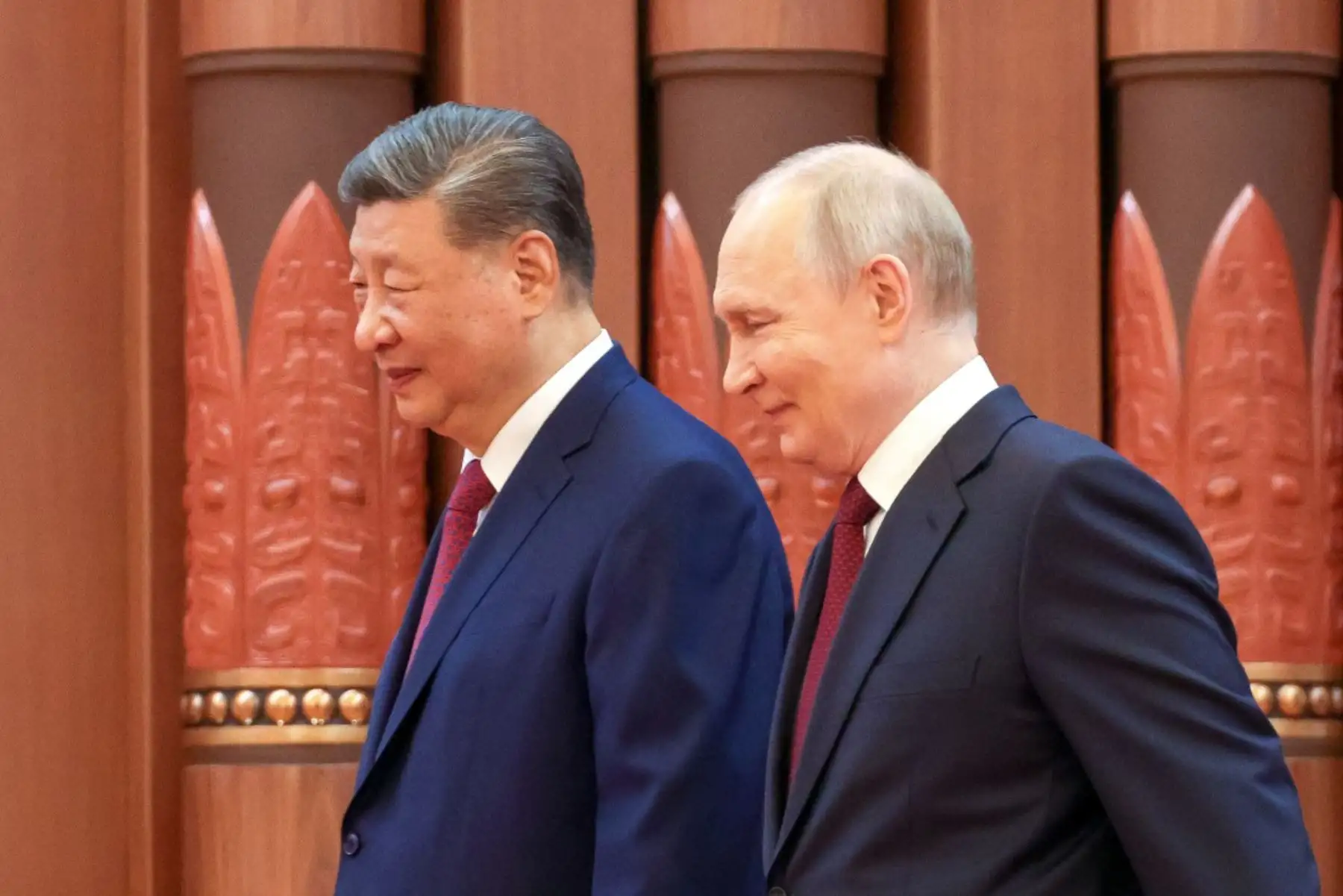 El presidente de Rusia, Vladimir Putin, estrecha la mano del presidente de China, Xi Jinping, durante una reunión en Pekín. Foto: AFP