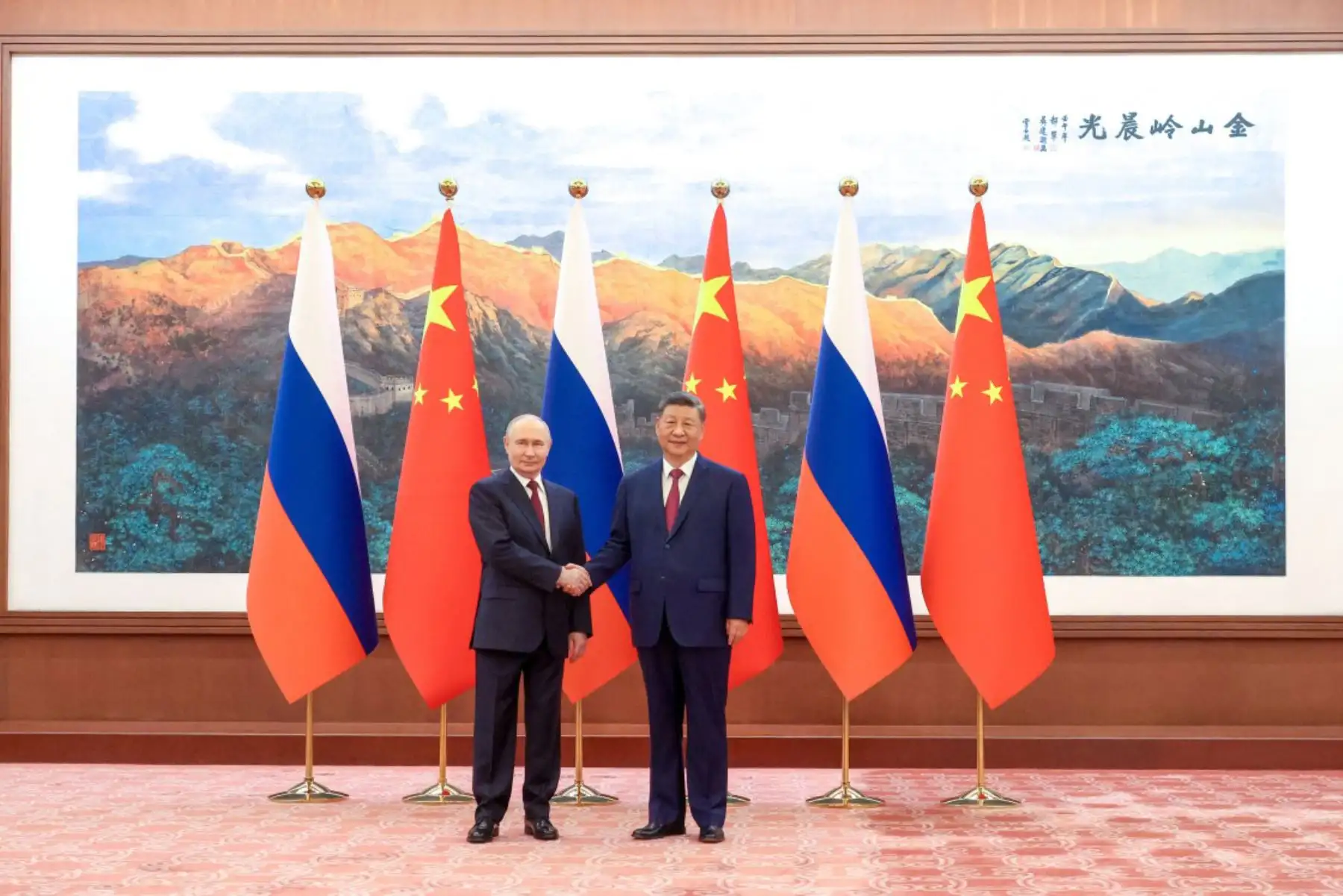 El presidente de Rusia, Vladimir Putin, estrecha la mano del presidente de China, Xi Jinping, durante una reunión en Pekín. Foto: AFP