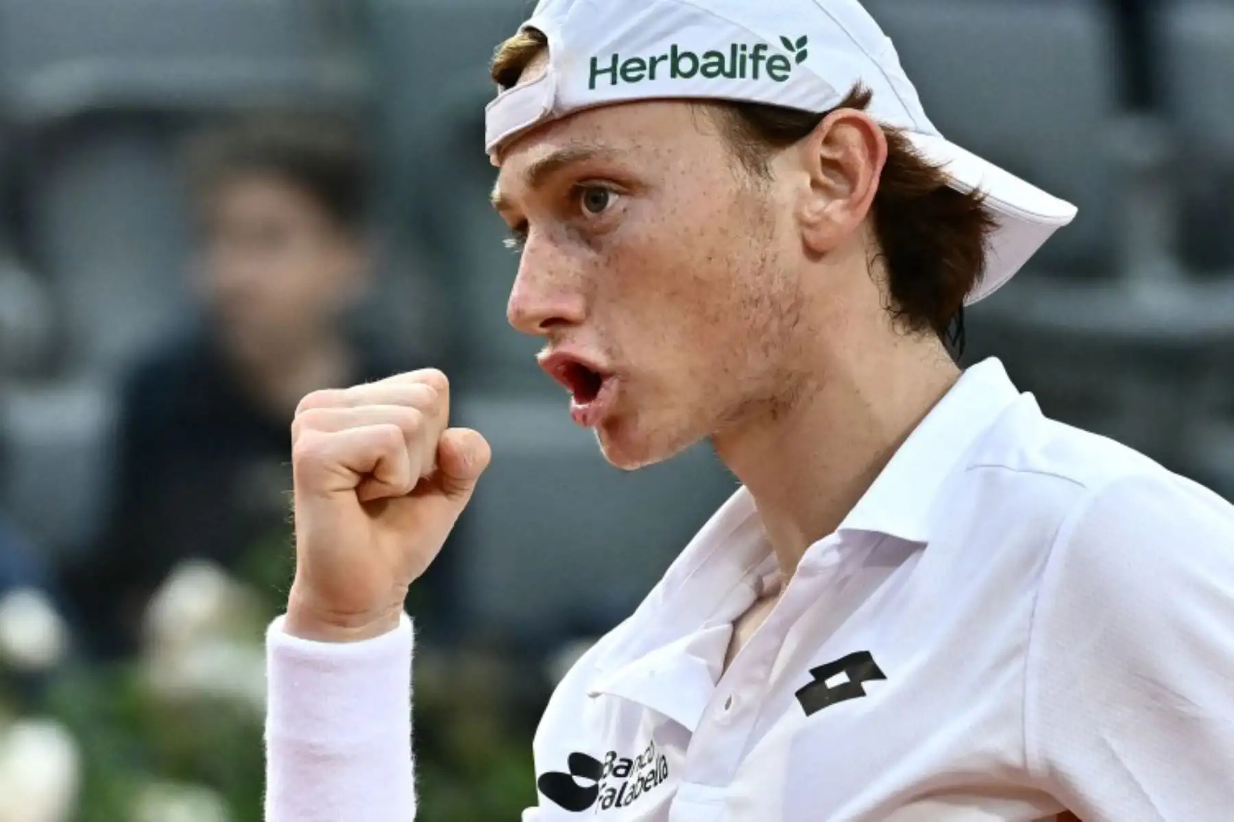 El peruano Ignacio Buse devuelve un revés al italiano Lorenzo Sonego durante su partido individual masculino del torneo de tenis WTA Rome Open en el Foro Itálico de Roma. Foto: AFP