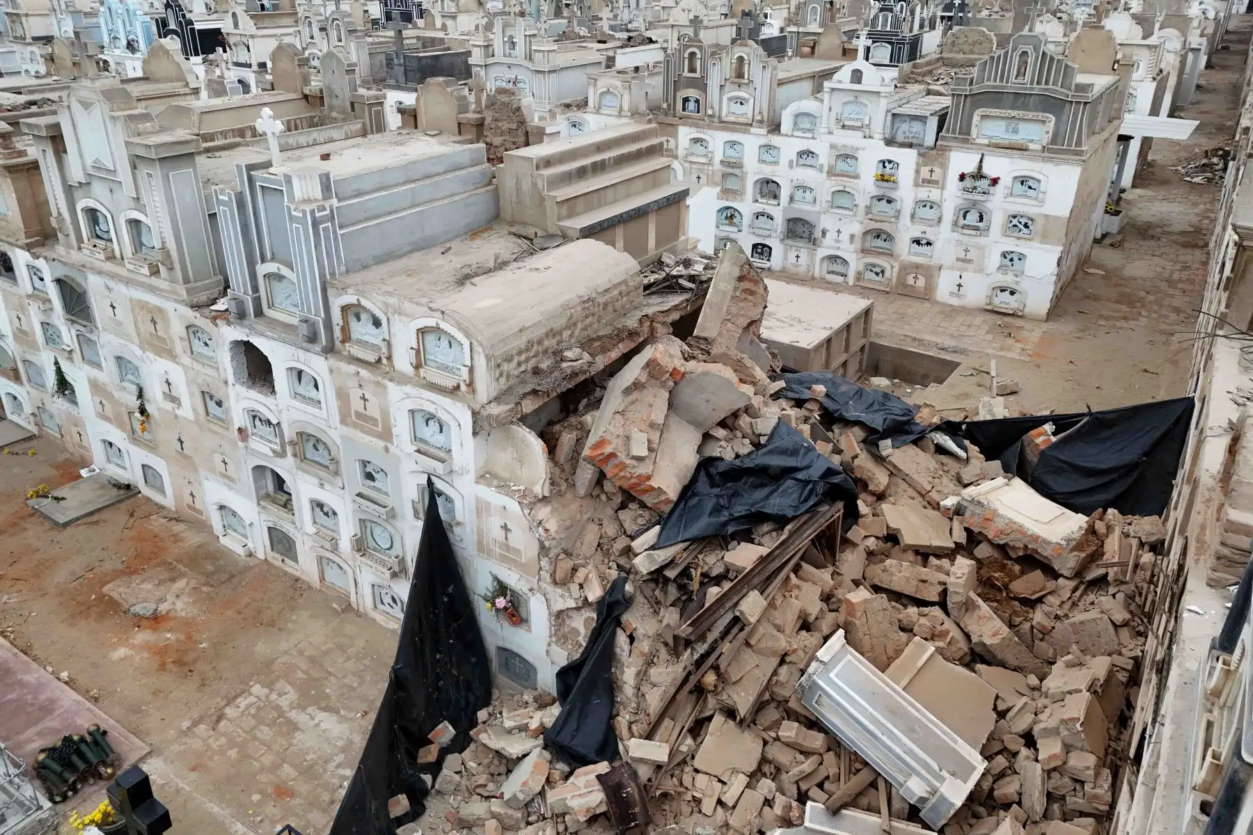 El sismo de magnitud 6.1 provocó la caída de escombros en el cementerio antiguo de Ica, dejando un saldo de 18 nichos dañados en el pabellón San Benito, una construcción que data de 1940. Foto: ANDINA/ Genry Bautista