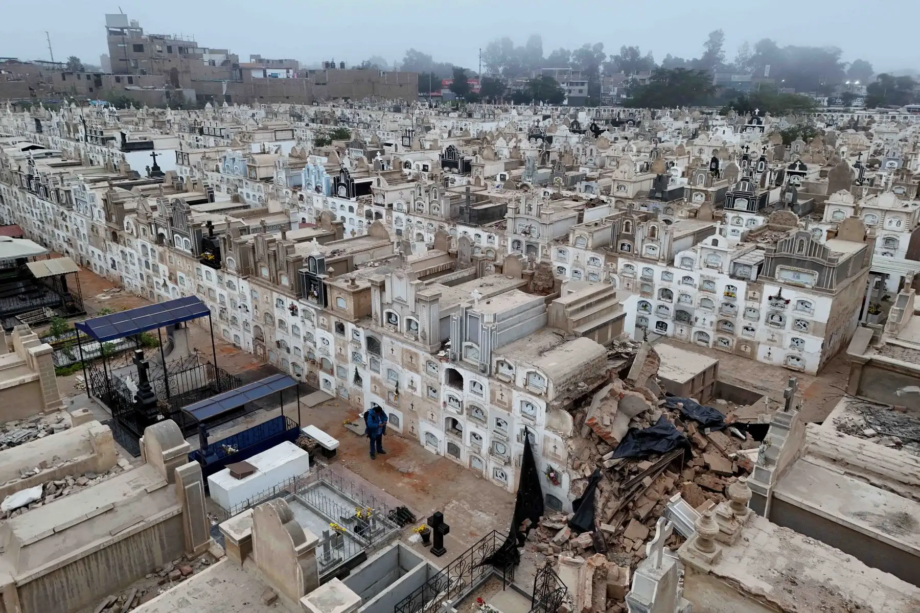 Parte del pabellón San Benito del cementerio antiguo de Ica colapsó debido a un fuerte sismo de magnitud 6.1. La caída de escombros y el colapso de la estructura dejaron un saldo de 18 nichos dañados. Cabe señalar que dicho pabellón fue construido en 1940. Foto: ANDINA/ Genry Bautista