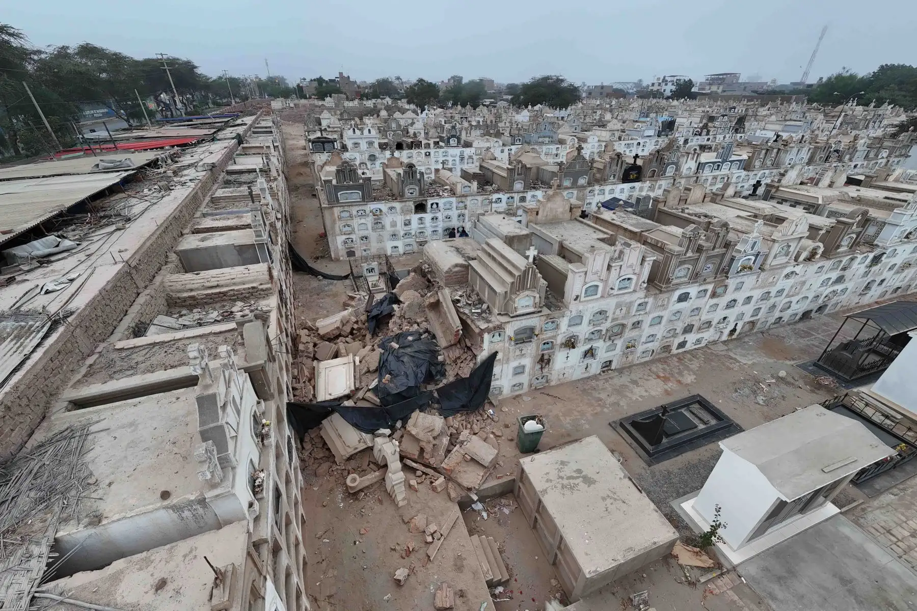 Parte del pabellón San Benito del cementerio antiguo de Ica colapsó debido a un fuerte sismo de magnitud 6.1. La caída de escombros y el colapso de la estructura dejaron un saldo de 18 nichos dañados. Cabe señalar que dicho pabellón fue construido en 1940. Foto: ANDINA/ Genry Bautista