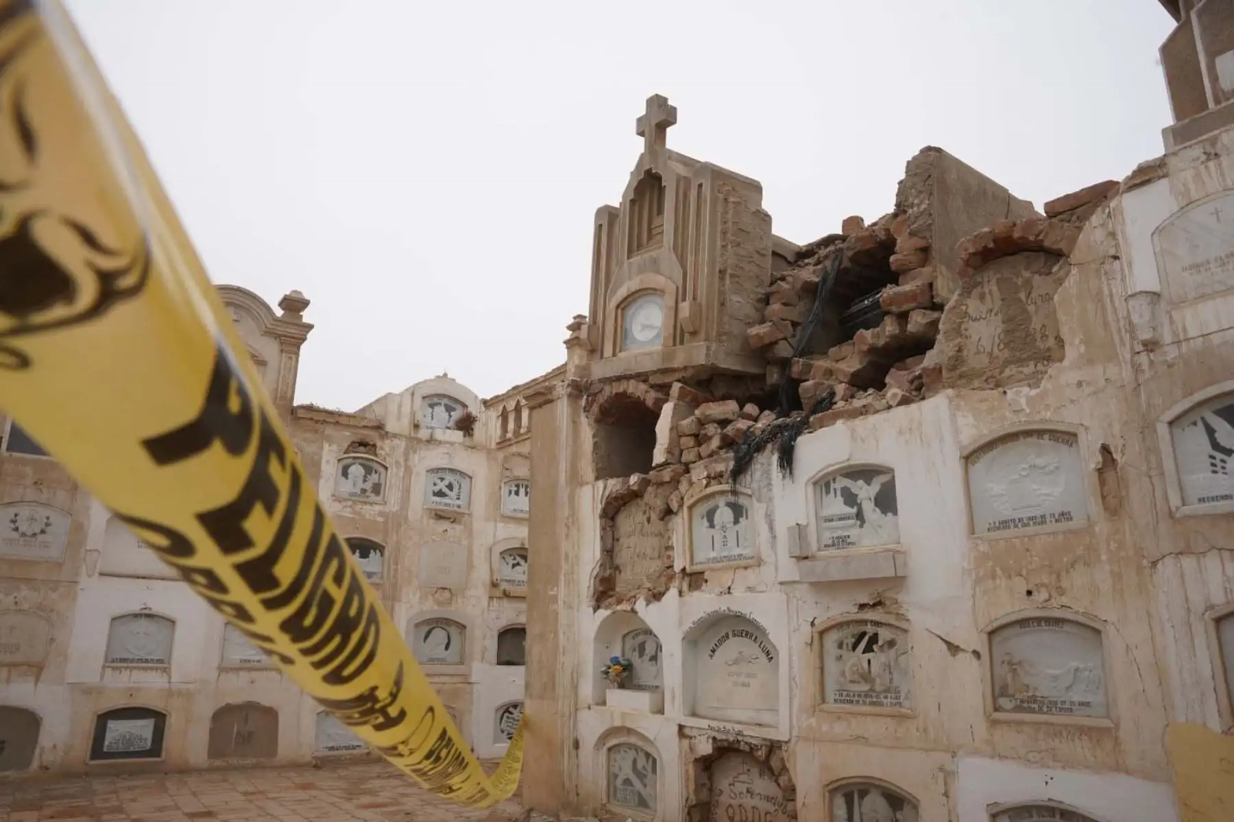 El sismo también afectó la estructura de otros pabellones construidos en 1874, los cuales presentan grietas graves que exponen el interior de los nichos. Foto: ANDINA/ Genry Bautista
