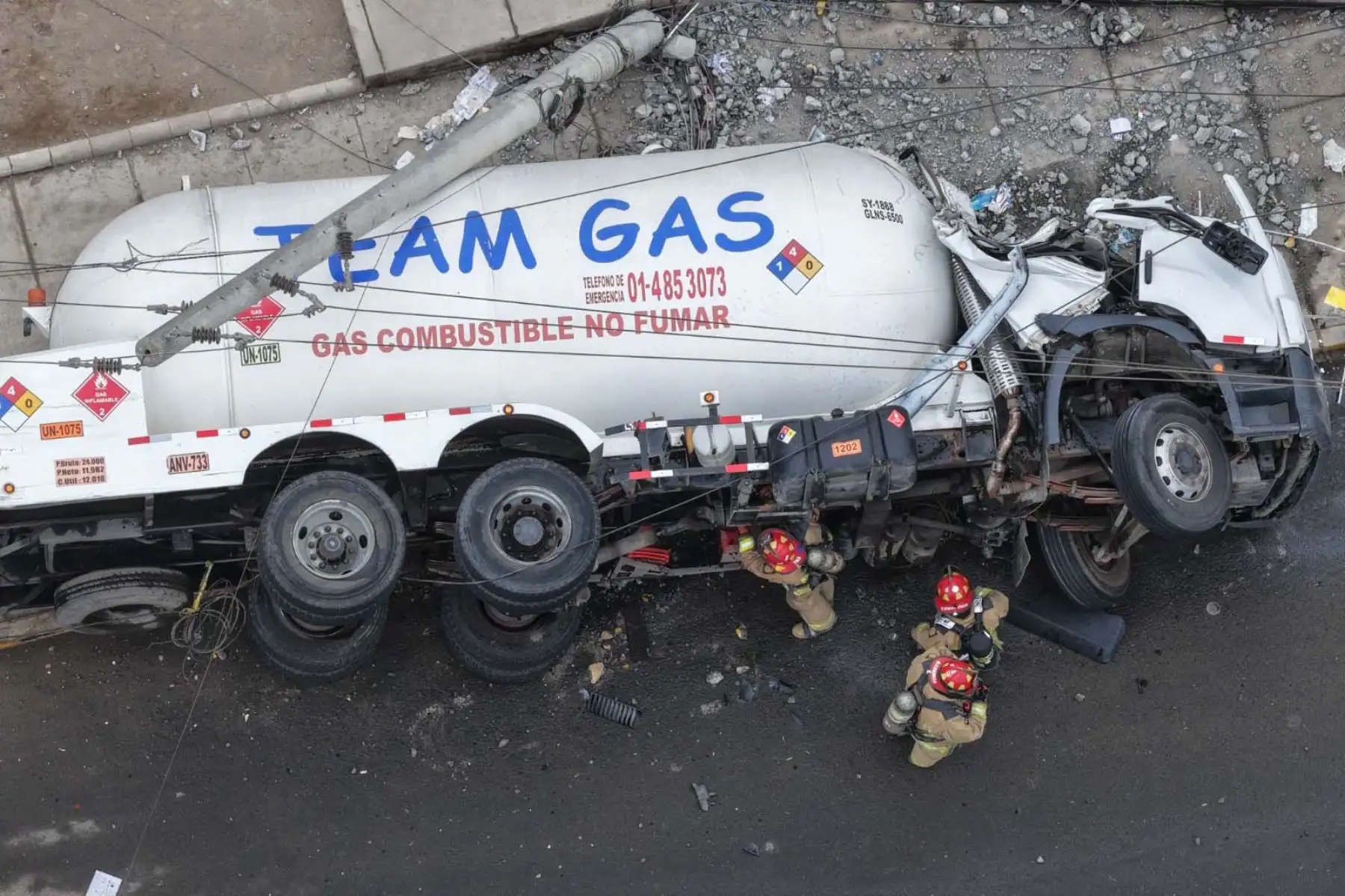 La volcadura de un camión cisterna que transportaba gas generó gran alarma entre los vecinos de la cuadra 34 de la avenida Revolución, en el distrito limeño de Comas. La pesada unidad terminó volcada sobre la vía tras derribar un poste de alumbrado público. Foto: ANDINA/ Juan Carlos Guzmán
